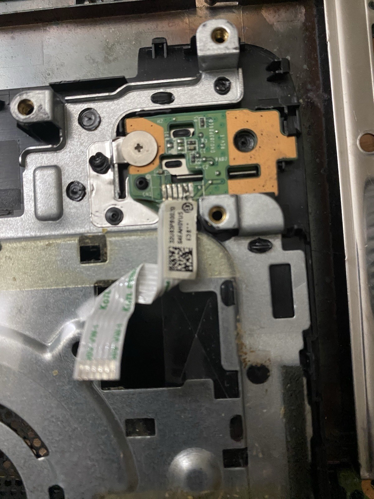 HP 15-f004dx Laptop AMD E1-2100 – No RAM/HDD – Bad Ribbon – No Batt/Charger