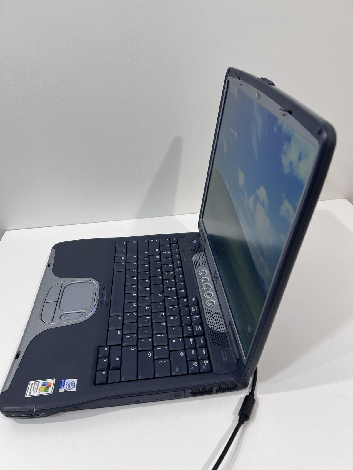 HP Pavilion Pavilion zt1000, WinXP, Pentium 3, S3 AGP, 30GB HDD- No Speakers