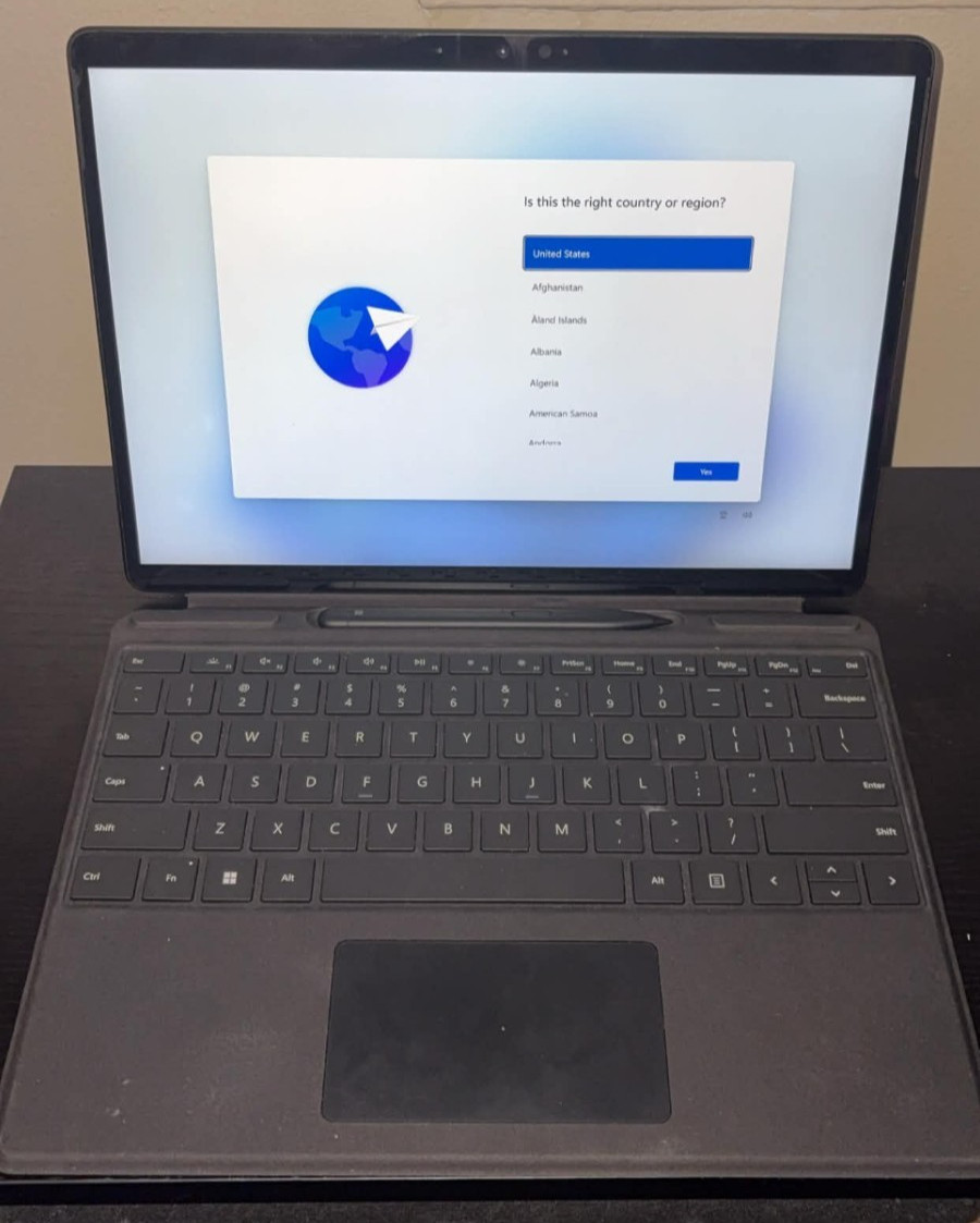 Microsoft Surface Pro X 13″ (256GB SSD, Microsoft SQ1, 3.00 GHz, 16 GB)…