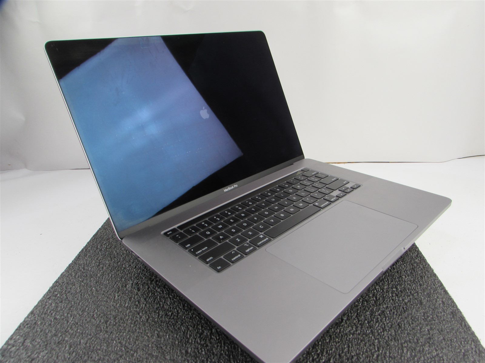 APPLE MACBOOK PRO A2141 3072X1920 I7-9750H 500GB SSD 16GB RAM AMD GPU NO O.S