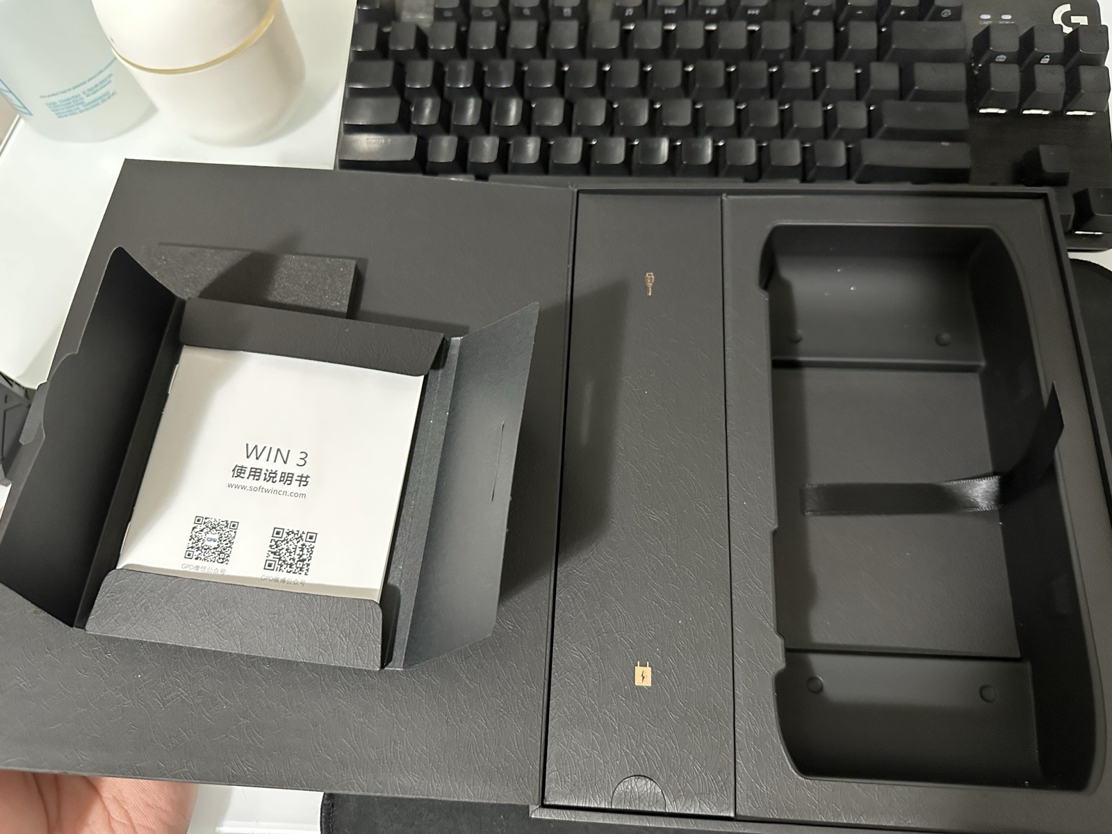 GPD Win 3 i7 16GB 1TB SSD 5.5in Win 11 w/ USB-C Dock, Box Black/Silver