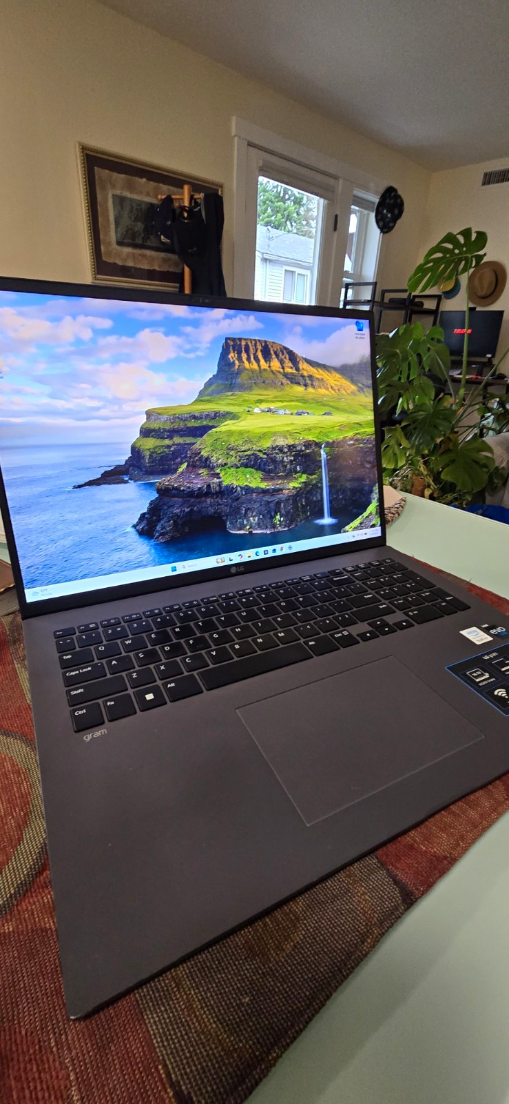 LG gram 17Z90Q 17″ i7 16GB 1TB SSD 2560×1600 Wi‑Fi 6E Win 11 Gray