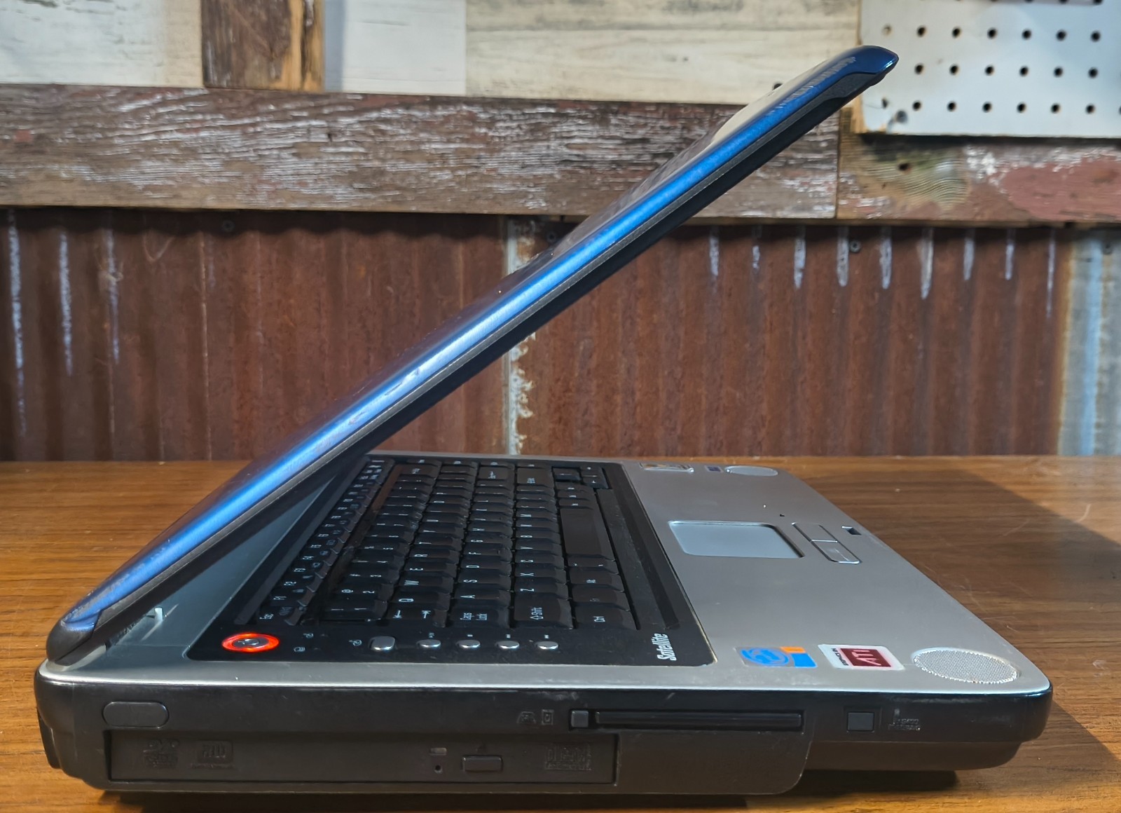 Toshiba Satellite A75-S213 (WinXP / Pentium 4 / 1GB / 100GB / DVD) + Charger