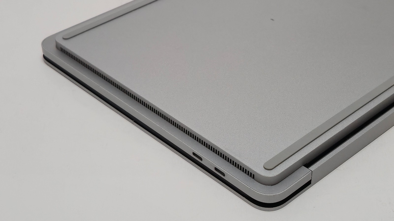 Surface Laptop Studio 1964 Core i7-11370H 32GB RAM 1TB SSD 14.4″ A2000 GPU 4 GB