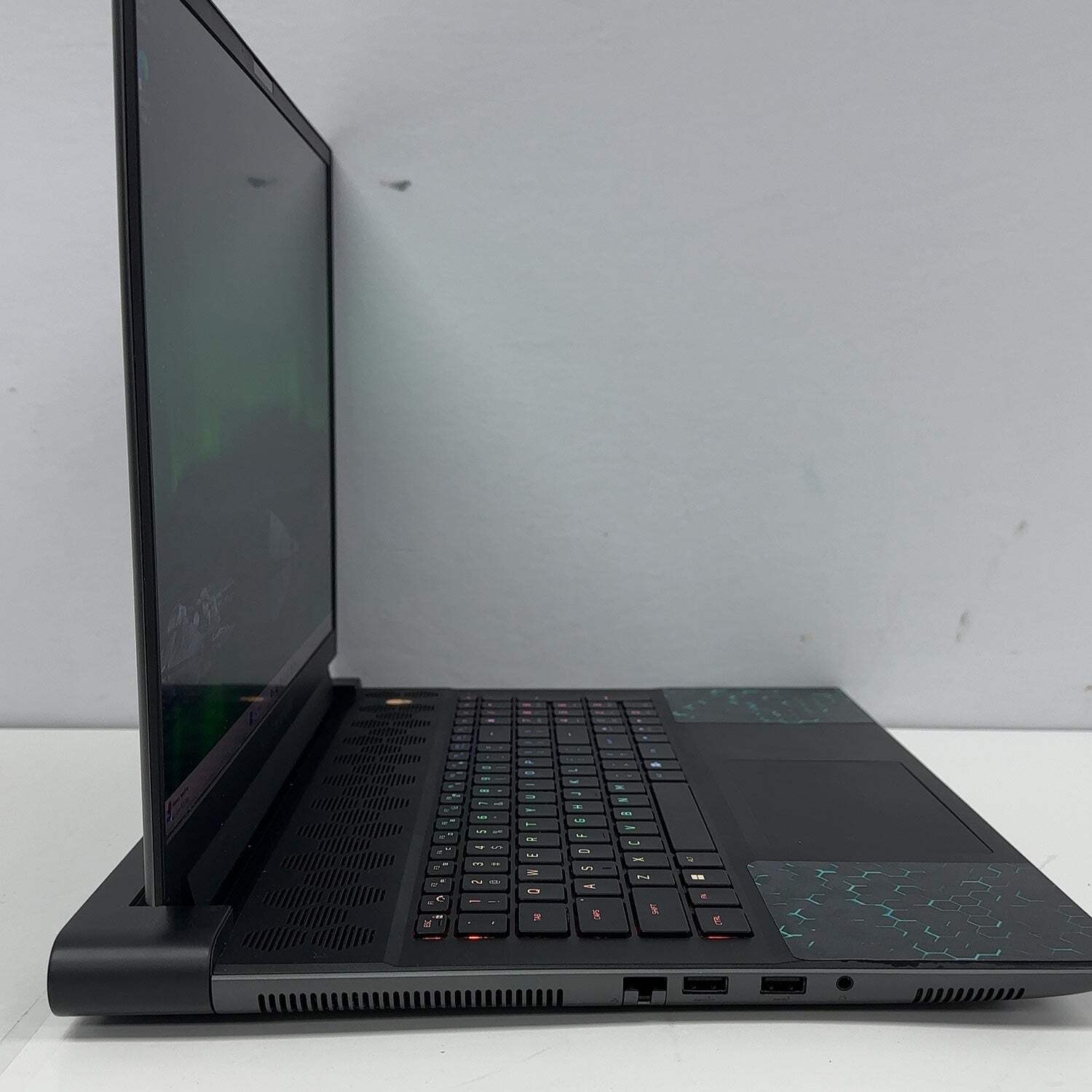 Alienware M16 M16R1 16″ i7-13700HX 5.0GHz 32GB RAM 2TB SSD GeForce RTX 4070