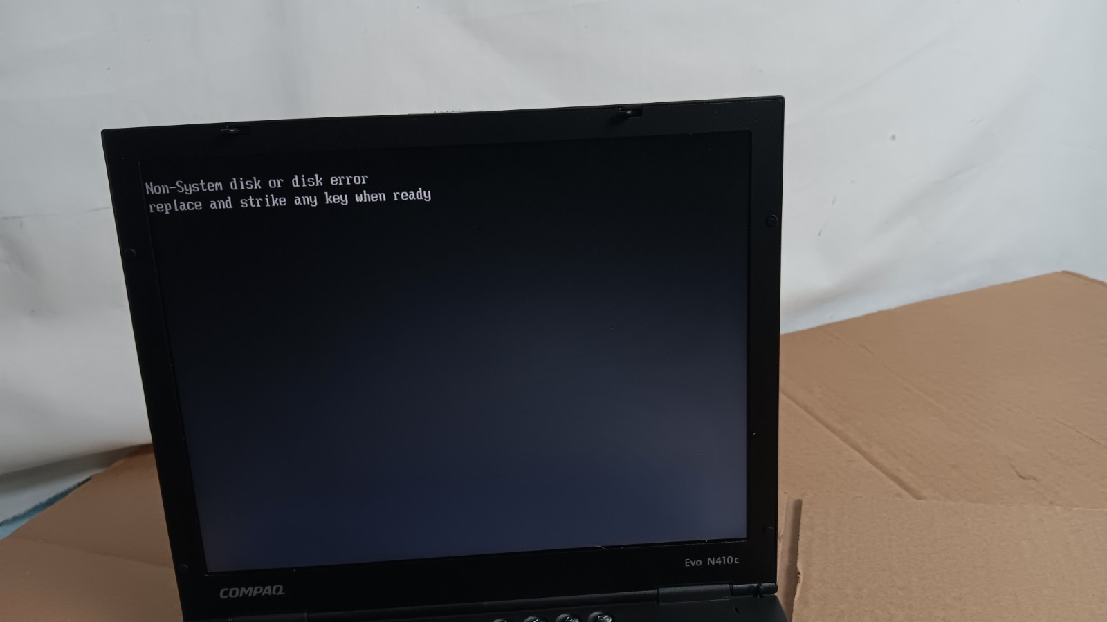 Vintage Compaq Evo N410c Retro Laptop Pentium III-M @ 1 GHz 12″ LCD Screen + AC