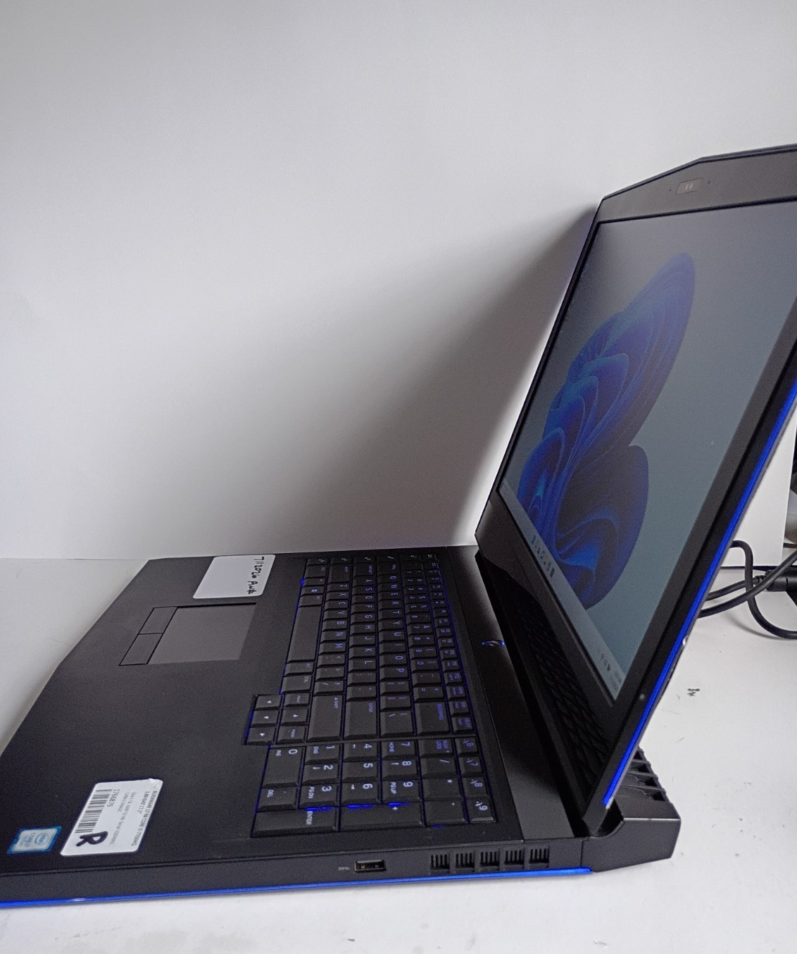 ALIENWARE 17 R4: i7-7700HQ @ 2.8, 32 GB DDR4 RAM, 1.512 TB SSD & HDD