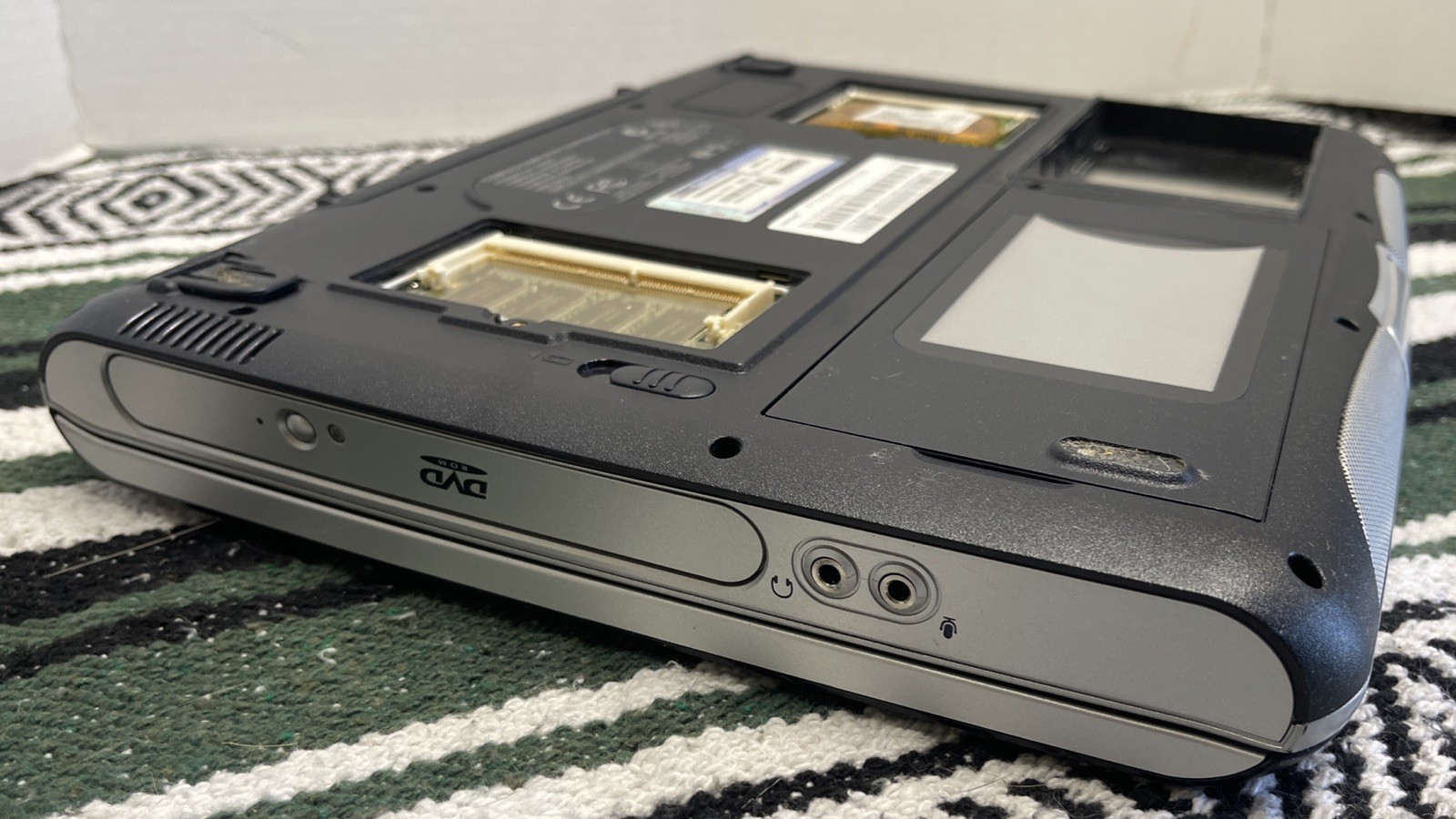 COMPAQ PRESARIO 700 14,1″ AMD DURON 900 MHz For Parts NO HDD/Ram Covers Missing