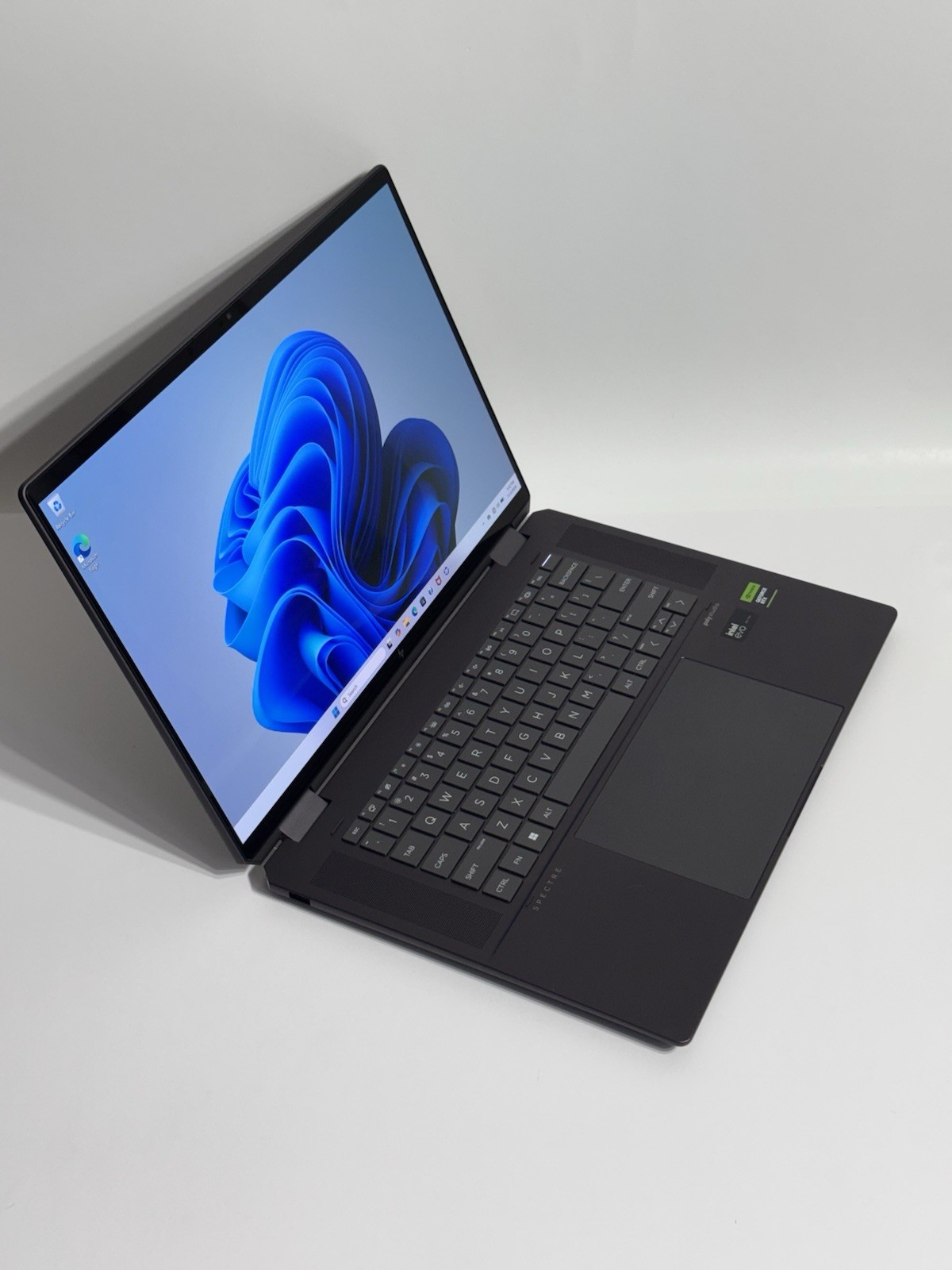 HP Spectre X360 2-in-1 16-aa0023dx 16″ Ultra 7 155H 32GB DDR5 1TB SSD RTX 4050