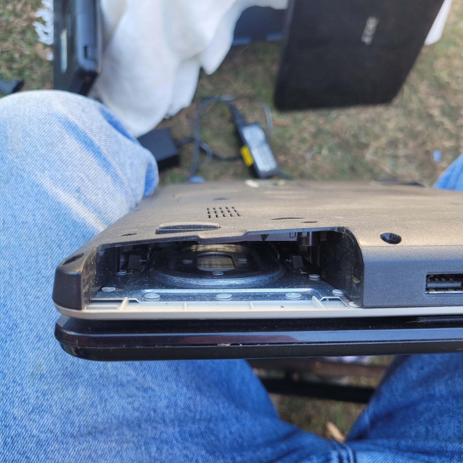 Dell inspiron 1750 Laptop PARTS Only W/Power Adapter Screen Cracked. See Pics