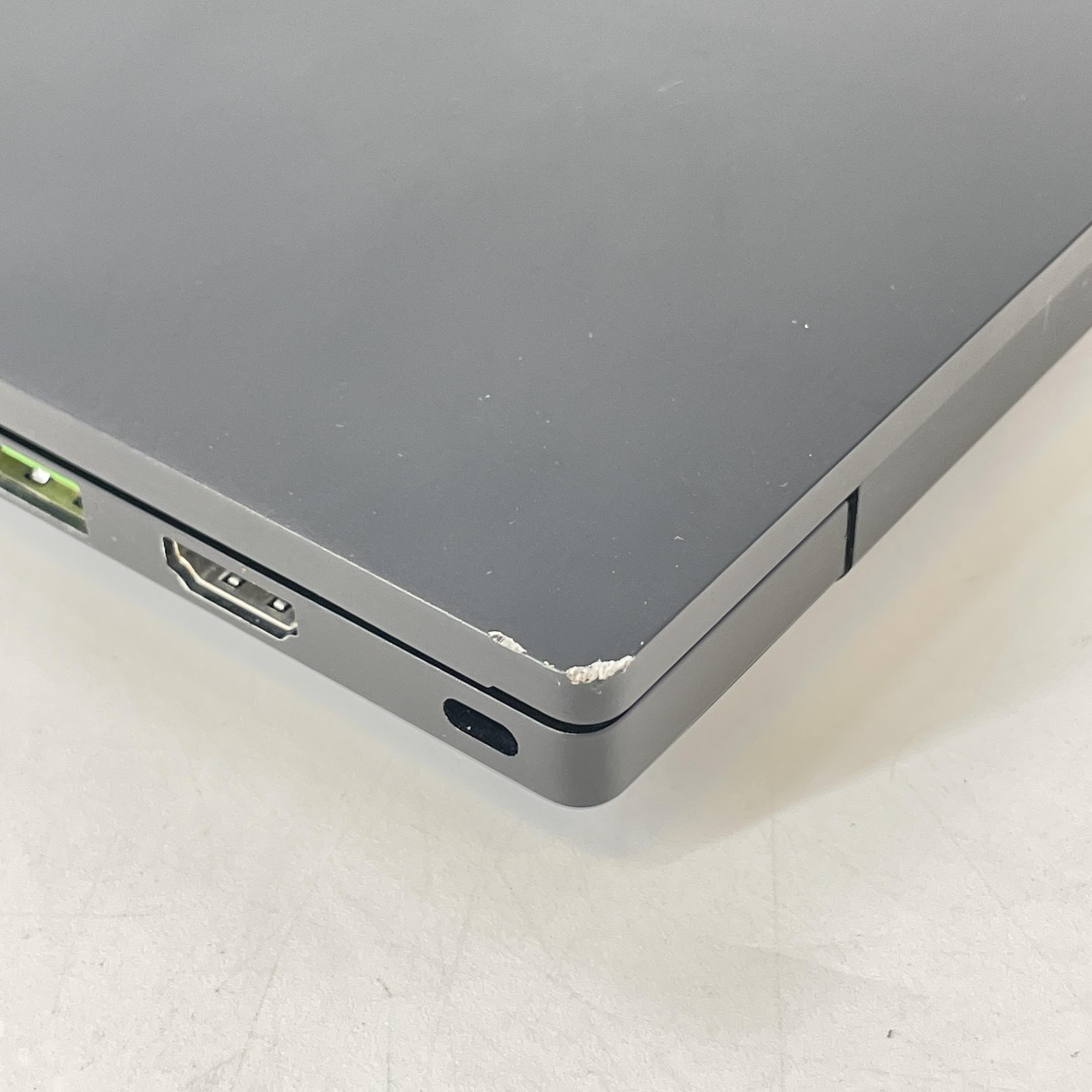 Razer Blade 17 240Hz 2K 2.4 GHz i7-12800H 64GB 1TB SSD NVIDIA RTX 3070 Ti Good