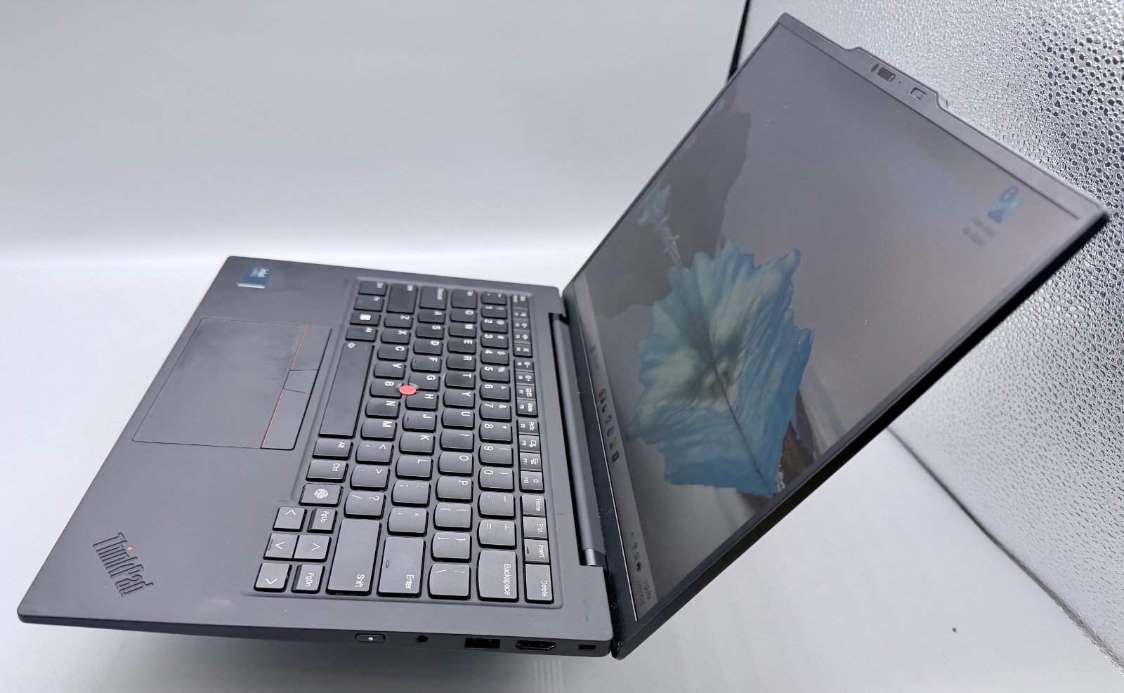 Lenovo ThinkPad X1 Carbon Gen 12, 14″ Touch Core Ultra 7 165H 32GB, 1TB Warranty