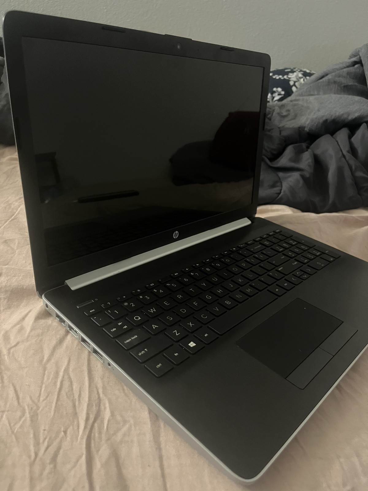 HP 15-DB0031NR Laptop 15.6″ AMD A9-9425 Radeon R5 3.1GHz 4GB 1TB Win10