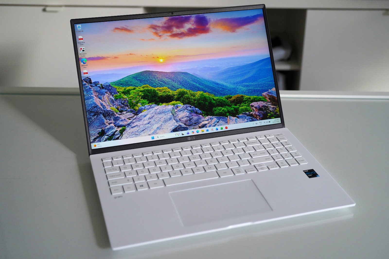 White LG Gram i5-1135G7 16GB DDR4 512GB or 1-2TB SSD 2K 16″ Lightweight Laptop