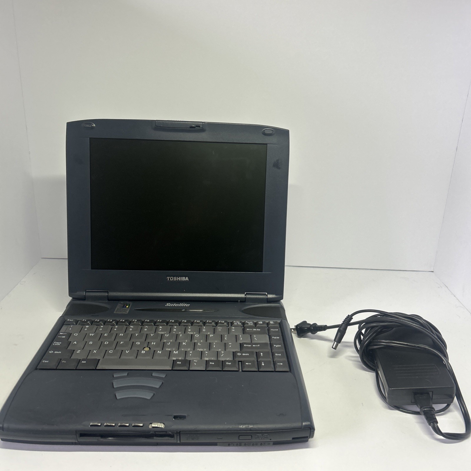 Vintage 1998 Toshiba Satellite P5275U-4K9J0 Laptop TESTED Needs WIN 98