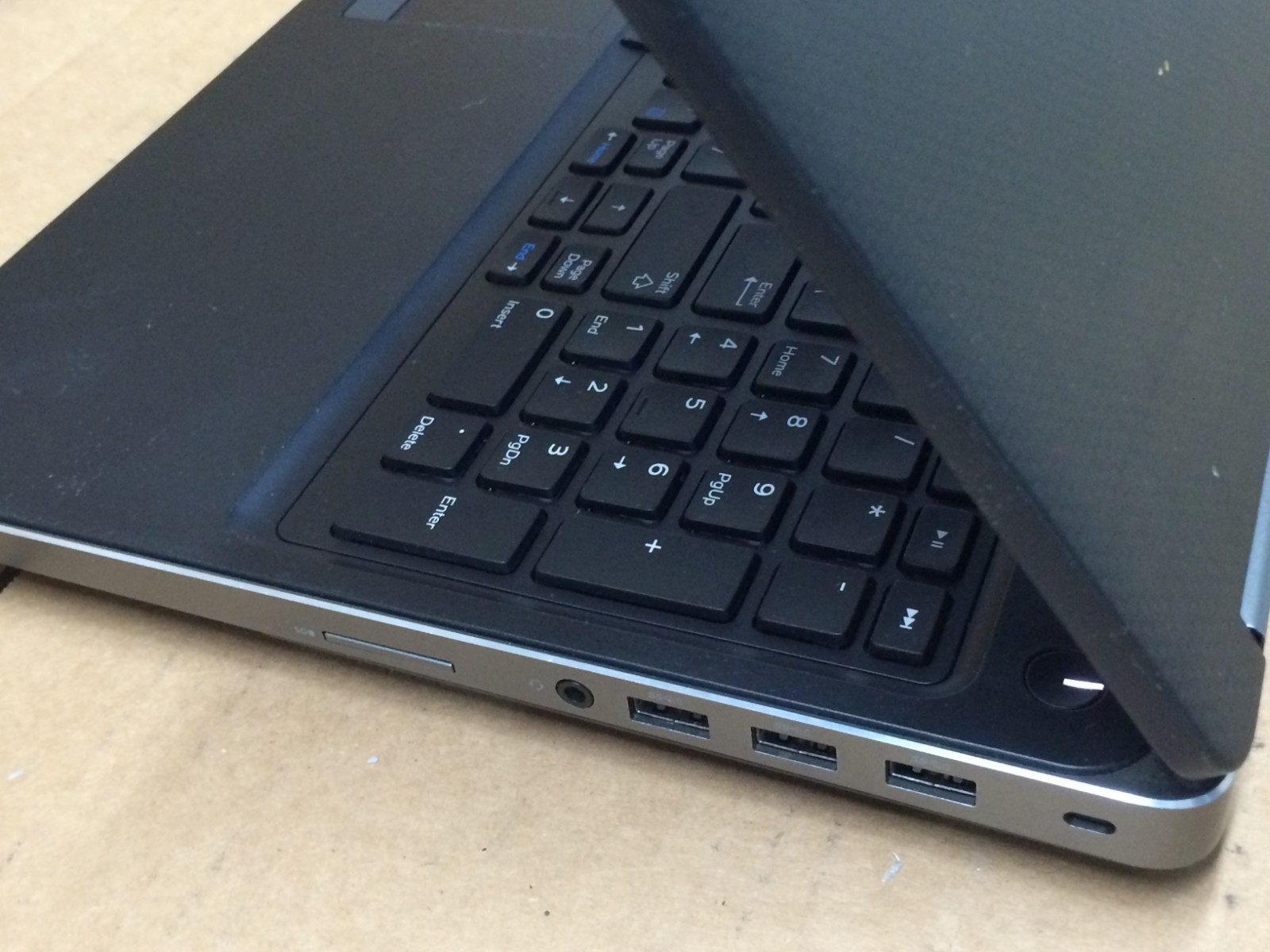 DELL Precision 7520 15.6″ i7-7700HQ 2.80 GHz 16 GB 256 NVME No battery Cover