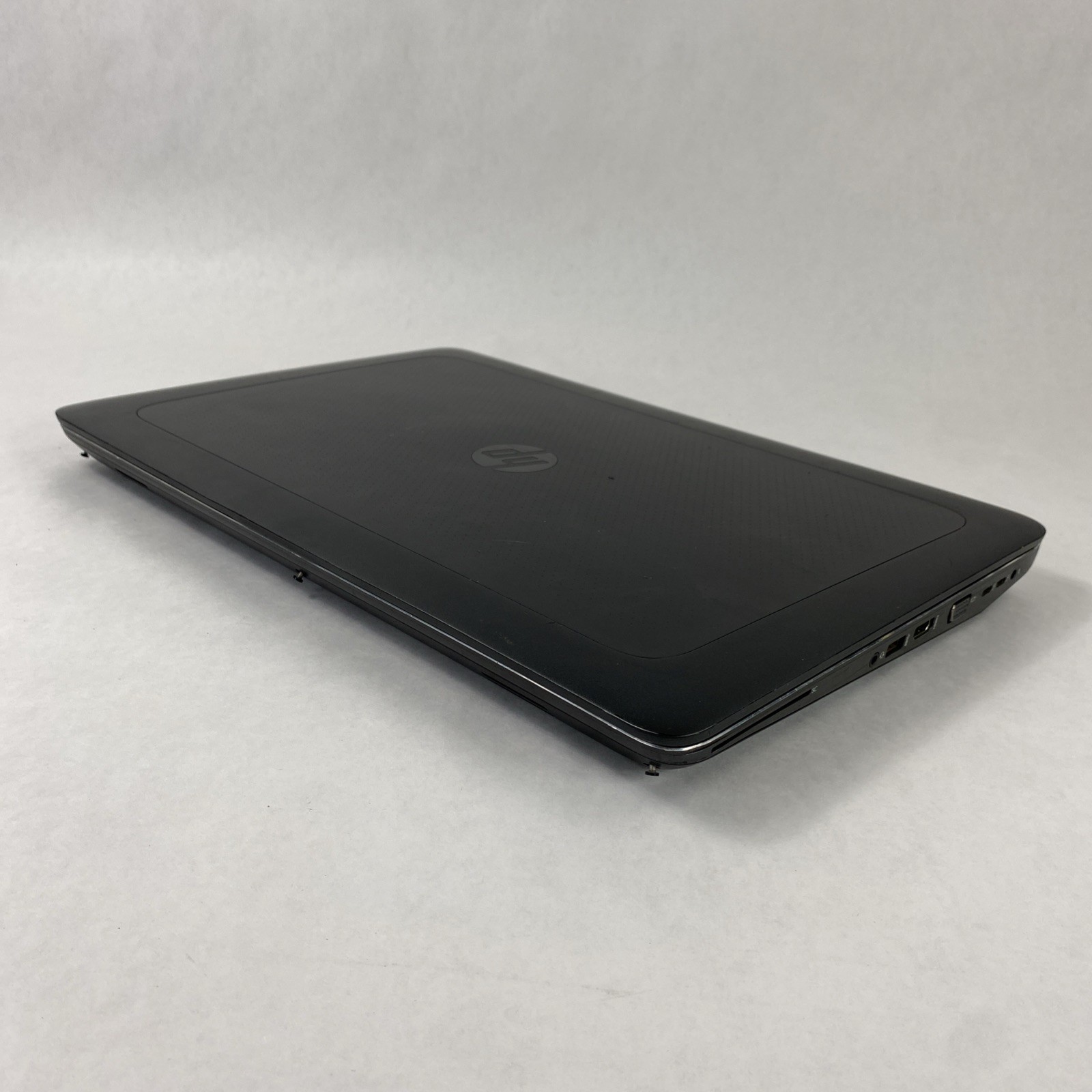 HP ZBook 17 G3 Xeon E3 1535M v5 2.90 GHz 16 GB RAM 17.3″ No Battery No HDD No OS