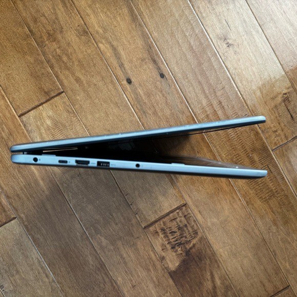 Dell Inspirion 17″ 7000 2 in 1 Laptop in Brushed Silver with Black Keyboard