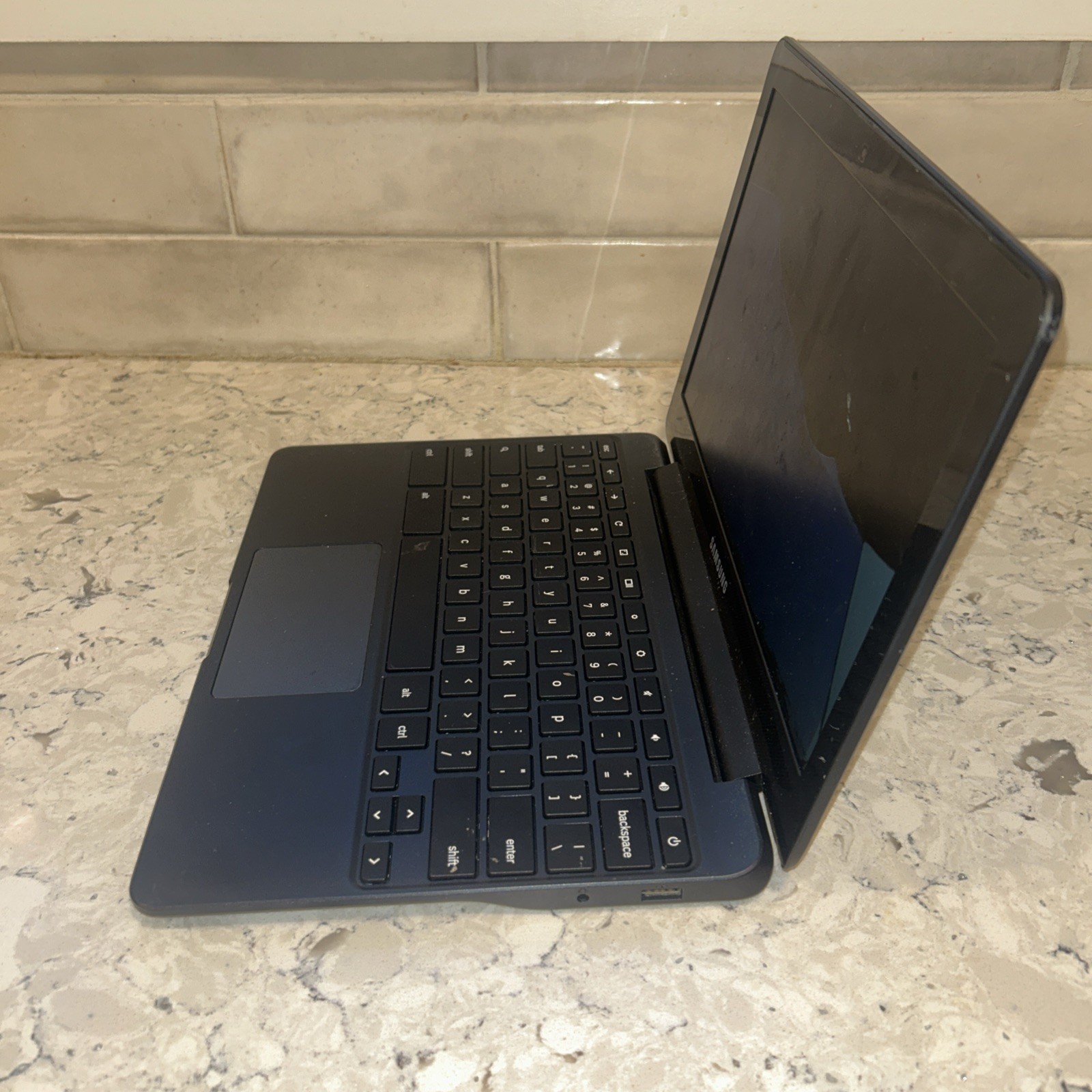 Samsung Chromebook 3 11.6″ Laptop Black XE500C13-S04US – Broken Screen Tested