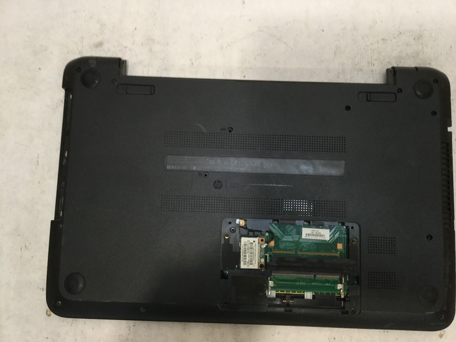 HP 15-f272wm / Intel Pentium UNKNOWN SPECS / (CRACKED/MISSING PARTS!) -MR
