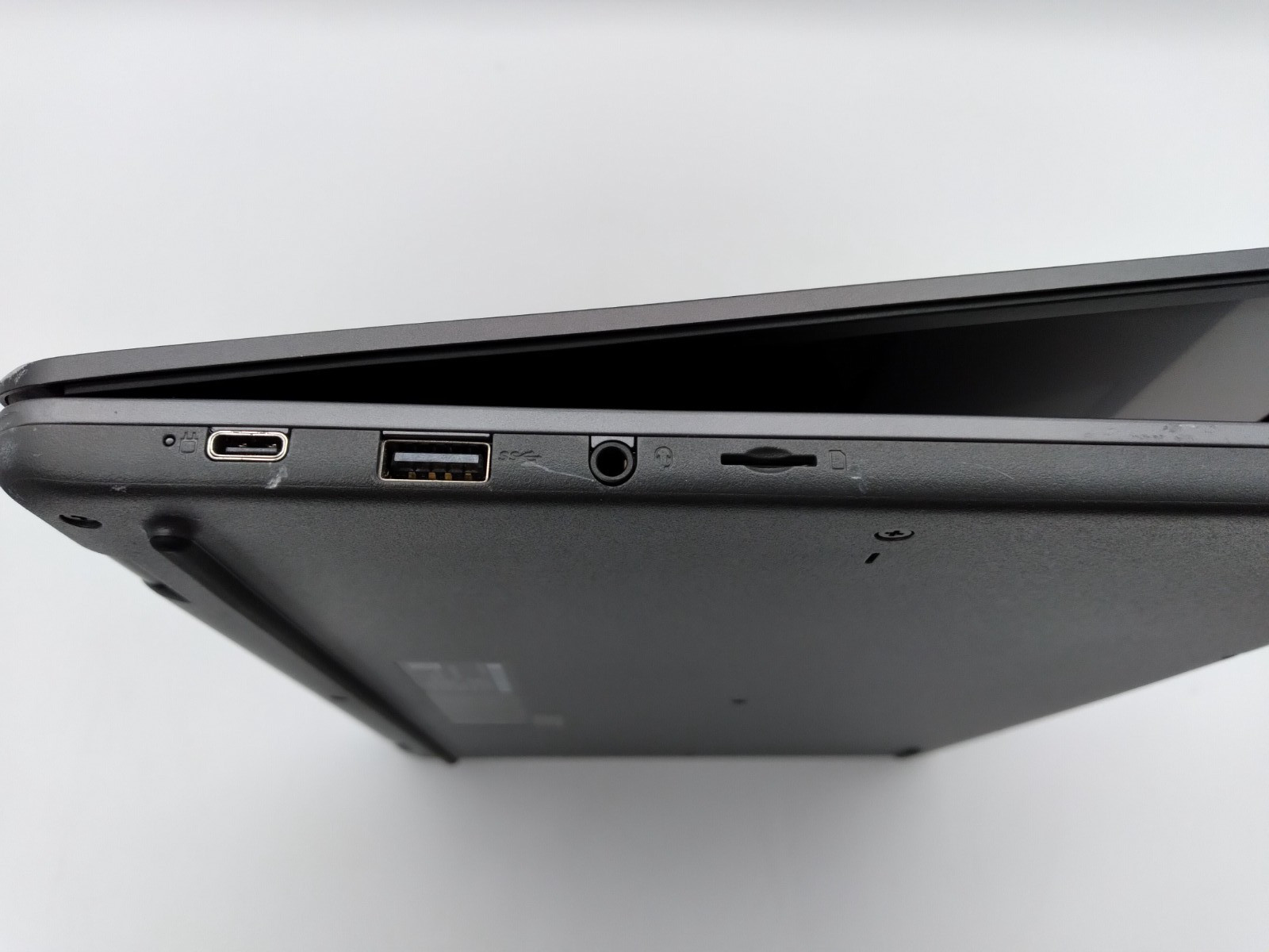 Lenovo 14e Chromebook Gen 2 14″ Touchscreen AMD 3015Ce, 4GB RAM, 32GB EMMC