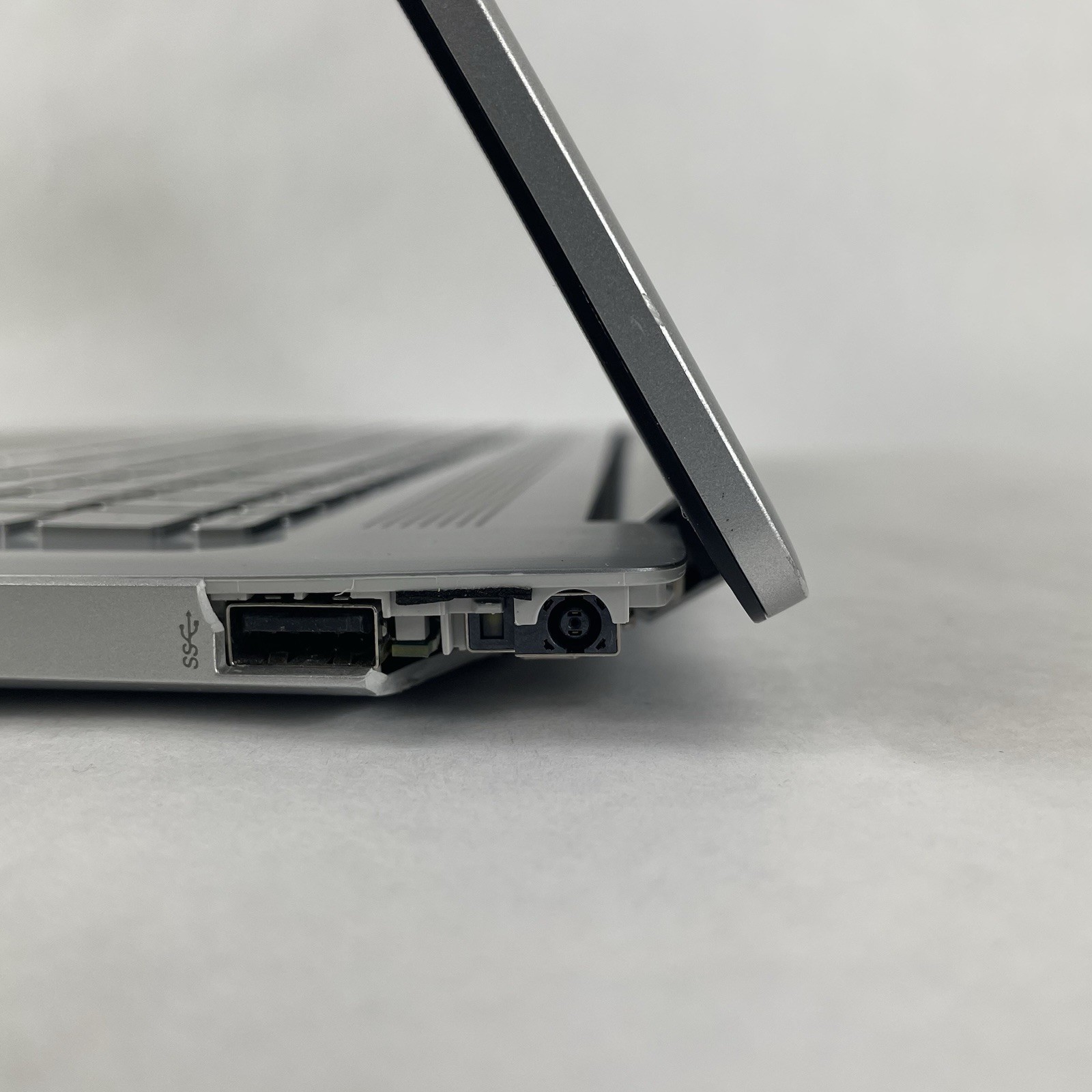HP 17+-cn000 17.3″ i7-1165G7 2.80 GHz 8 GB RAM No SSD No OS – Bad Corners
