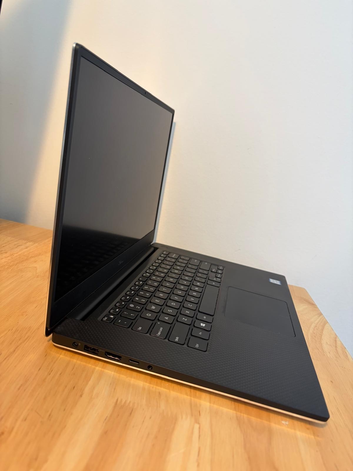 Dell XPS 15 7590 15.6 Intel I7-9750h NVIDIA GTX 1650 1TB SSD 32GB RAM