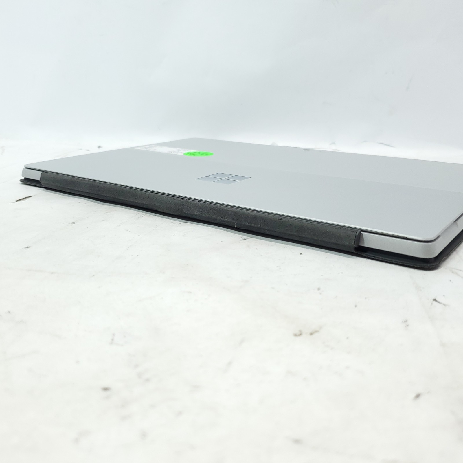 Microsoft Surface Pro 5 M3-7Y30 4GB RAM 128GB SSD 12.3″ Tablet Pre-owned