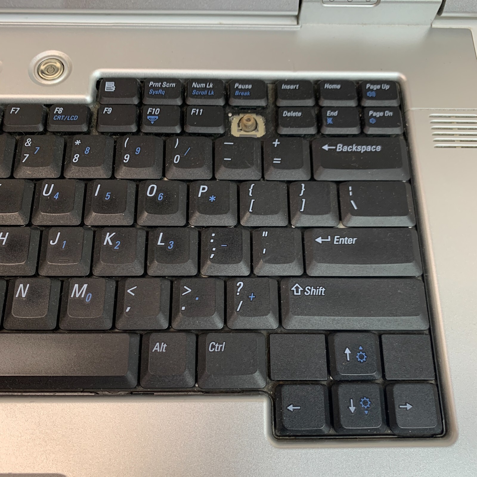 Dell Inspiron 9300 17″ Laptop Pentium M 2.0GHz 1GB RAM 100GB HDD XP (FOR PARTS)