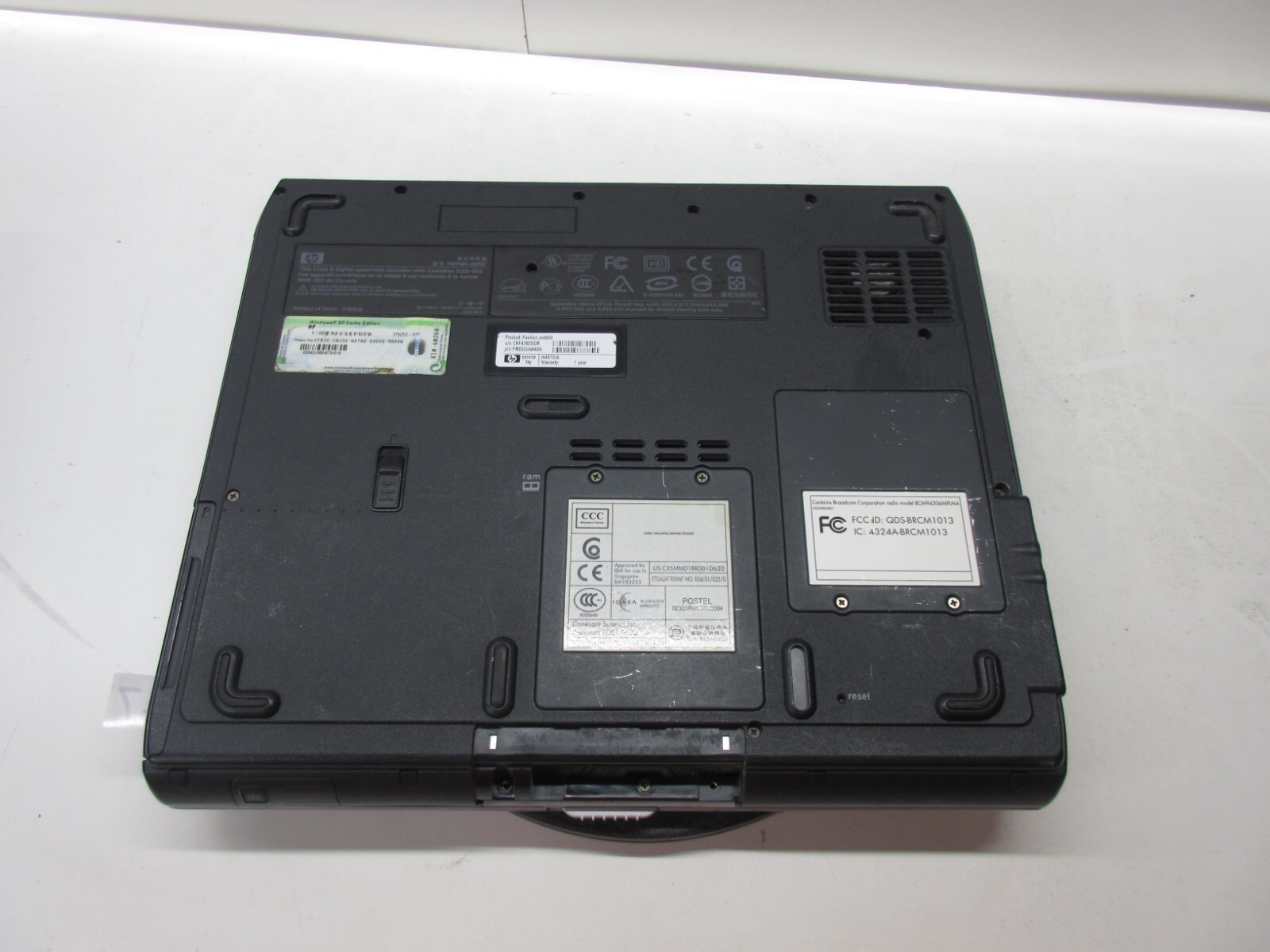 HP Pavilion ZE4910US Laptop Intel Celeron M512MB No HDD/Battery/Screen Dim