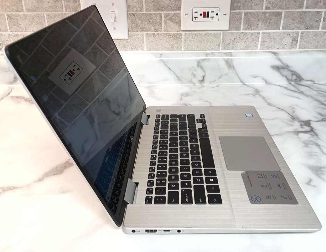 Dell Inspiron 7586 2 n 1 Touch S. i5-8265U, 16GB 512 M.2 SSD W10 Excell. Cond!