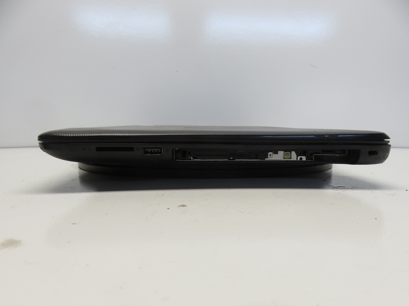 HP 15-ba015wm Laptop AMD E2-7110 4 GB NO HDD No Batt