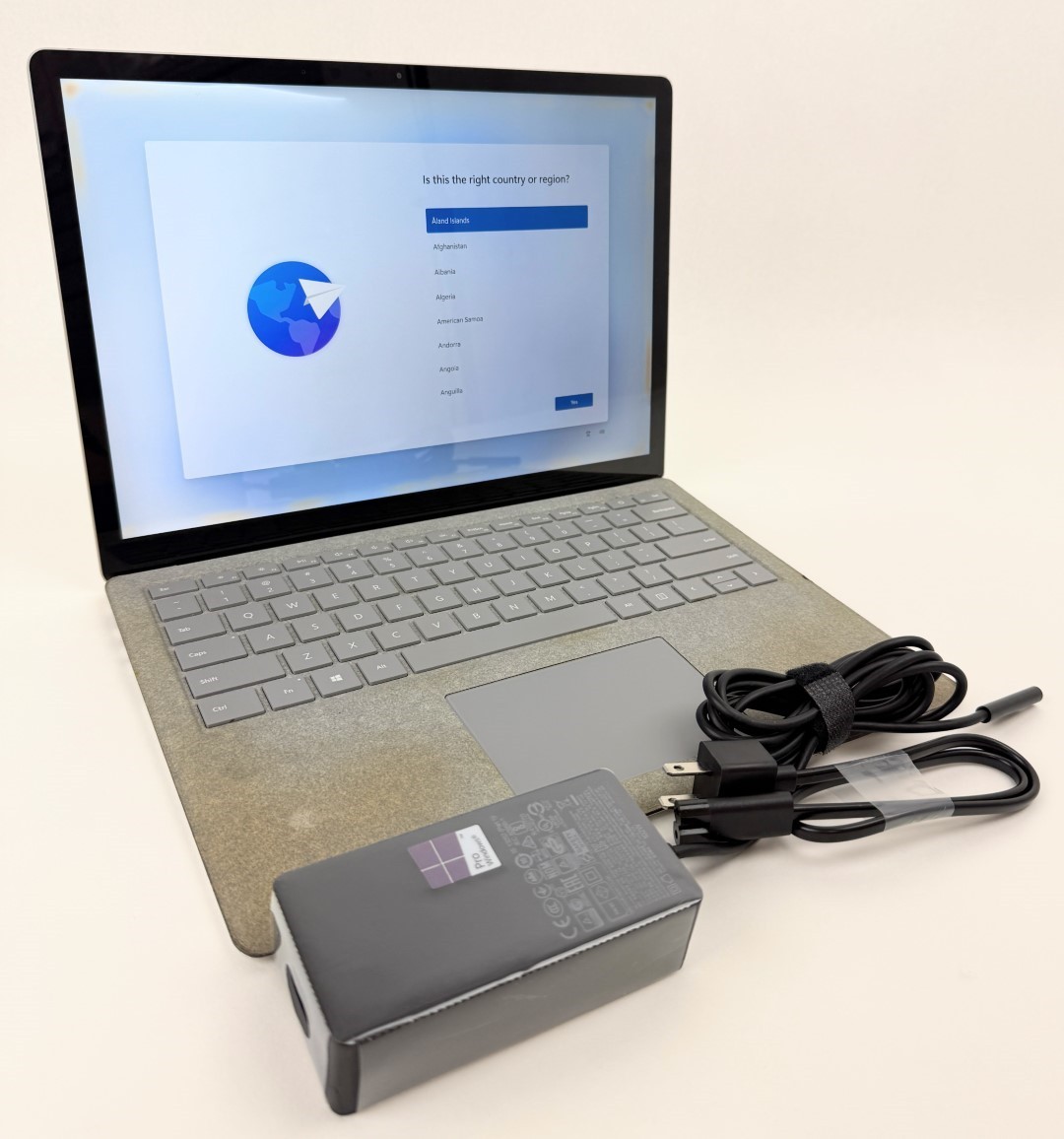 Microsoft Surface Laptop 2 1769 13.5″ Touch i5-8250 8GB 256GB SSD W11H – READ