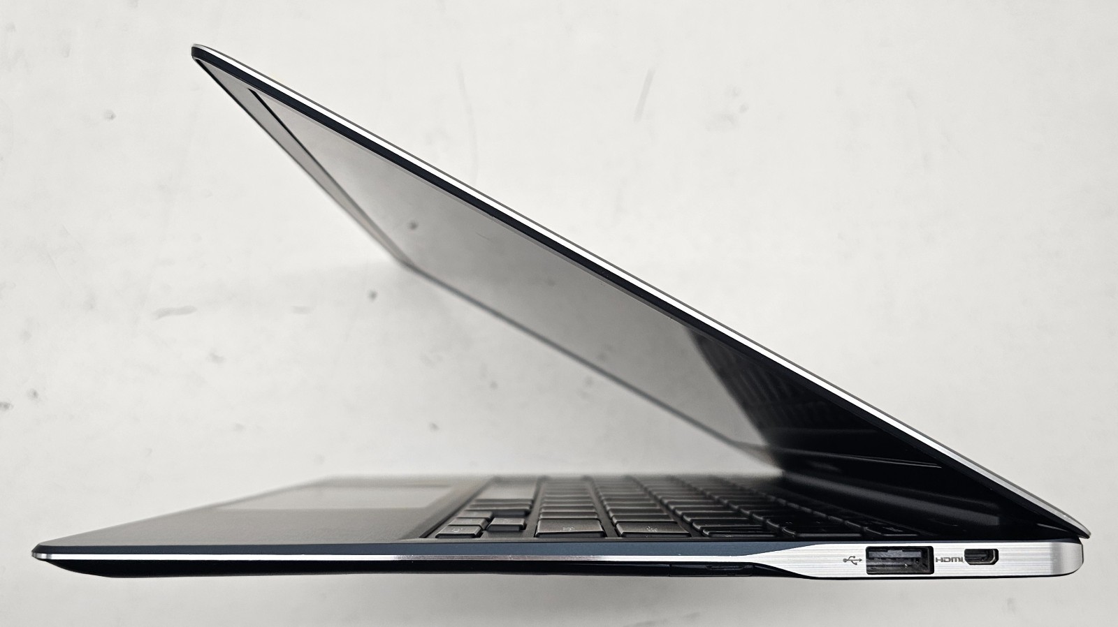 Samsung ATIV Book 9 NP930X2K Laptop Intel Core M 5Y31 NO RAM/HD/OS/POWER (FL)