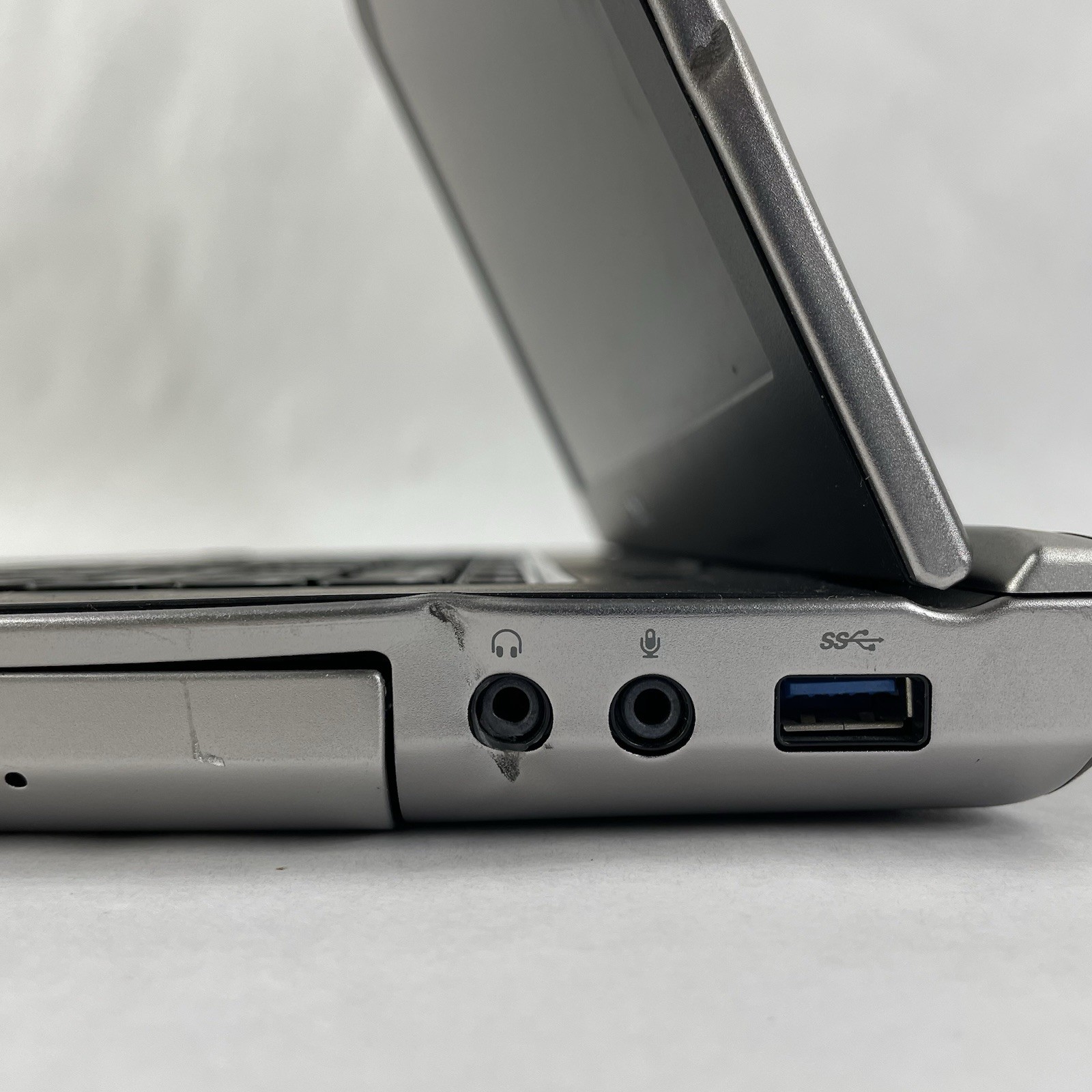 Dell Vostro 3550 15.6″ i3-2310M 2.10 GHz 4 GB RAM No SSD/OS/AC/Battery – Dents