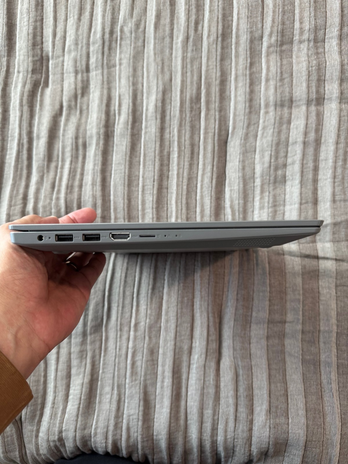 Lenovo IdeaPad 14″ (64GB,AMD A6,1.6 GHz,4GB RAM) Laptop – Platinum Grey