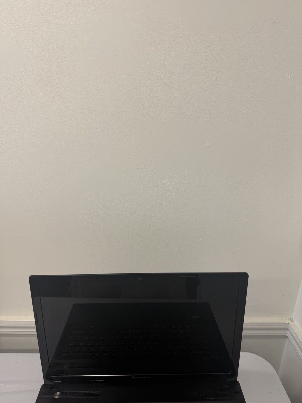 Lenovo Ideapad N585 Laptop – Good Screen – AMD E1-1200 – Read Des