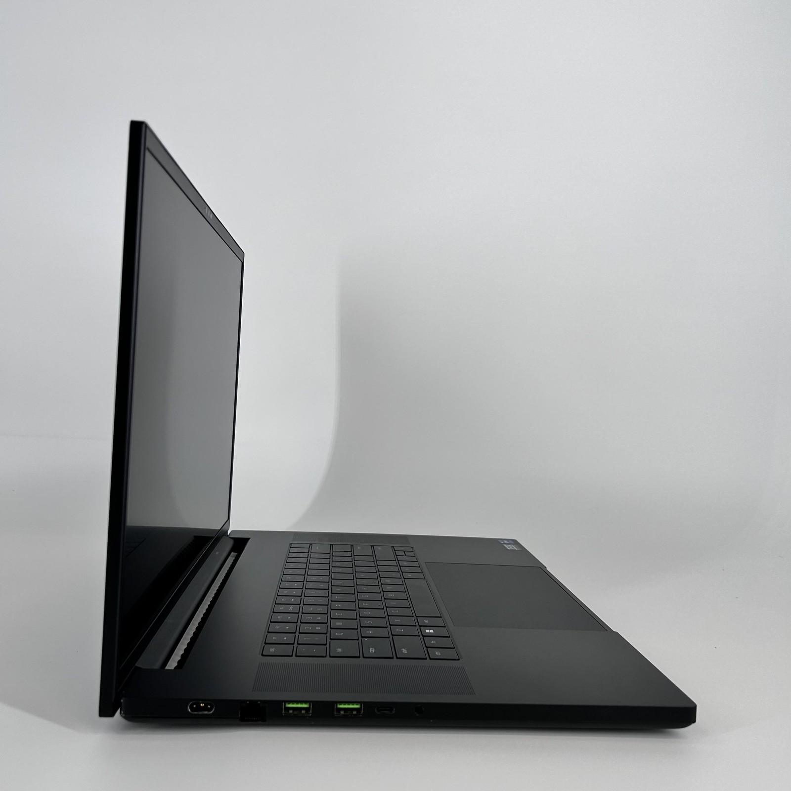 Razer Blade 18 240Hz QHD+ 2.2 GHz i9-13950HX 32GB 1TB/1TB NVIDIA RTX 4090 Good