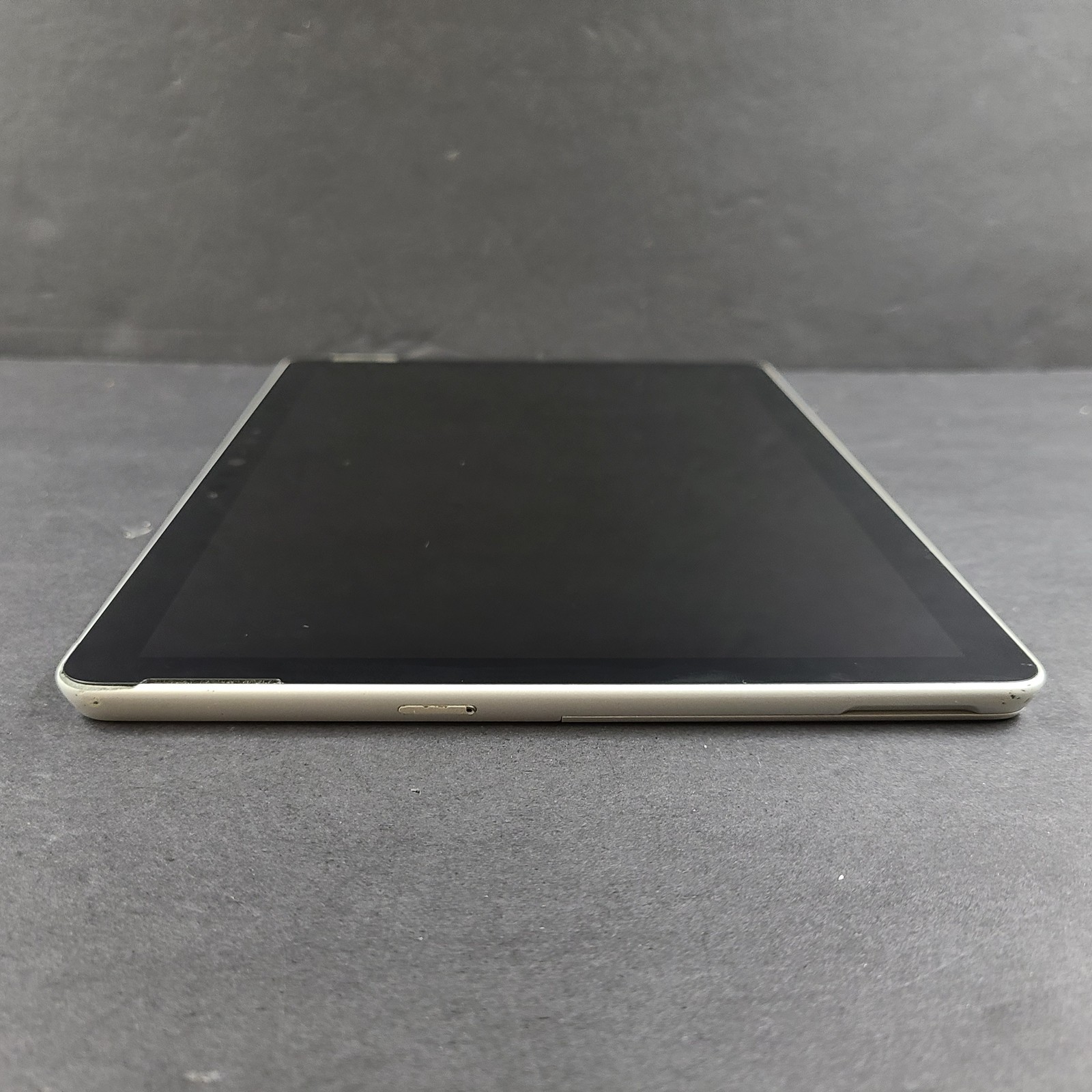 Surface Go 2 Laptop 10.5″ – Intel m3-8100Y CPU @ 1.10 GHz – 128GB SSD – 8GB RAM
