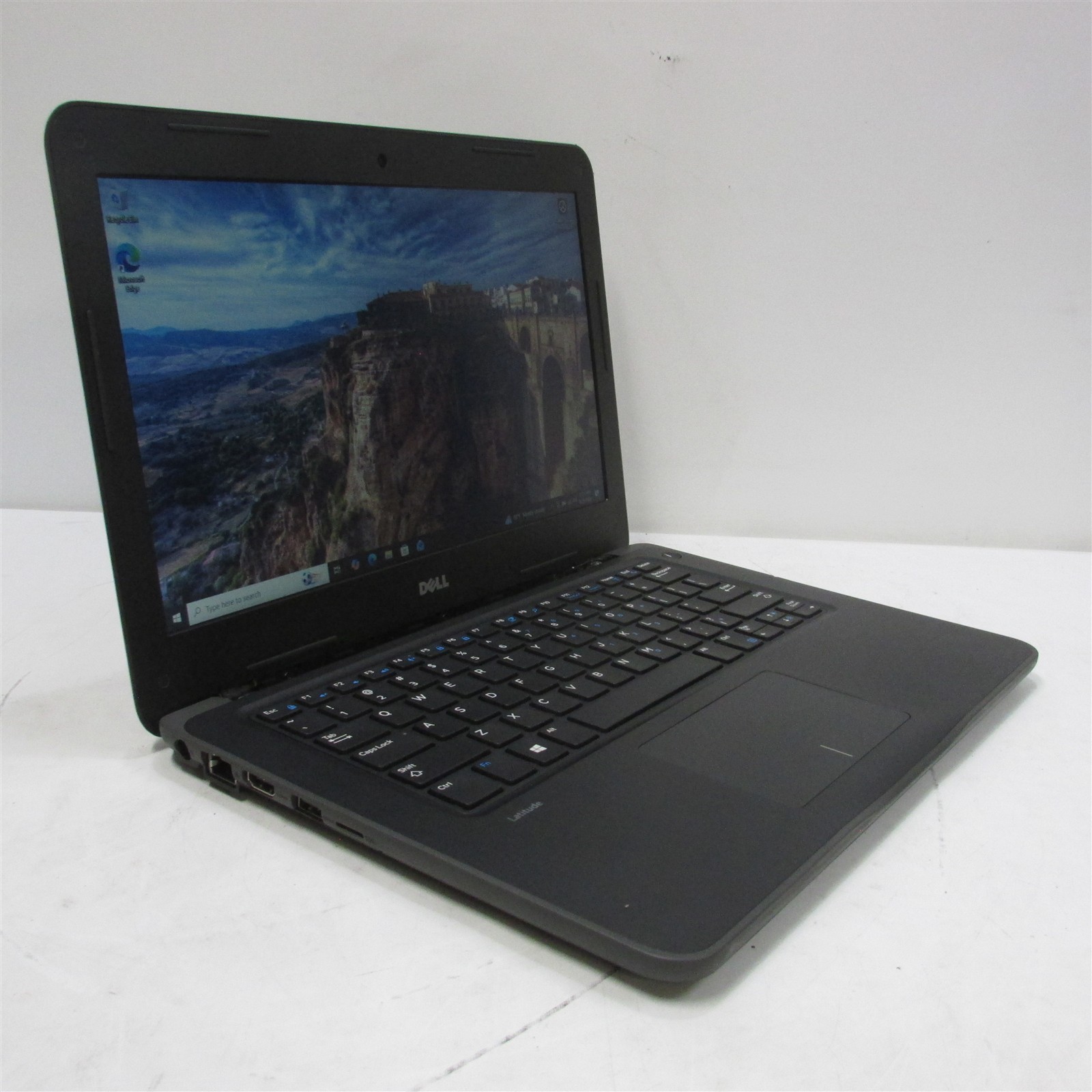 Dell Latitude 3380 i3-6006U 2.0GHz 4GB RAM 500GB HDD 13.3″ Win 10 Pro COSM DMG