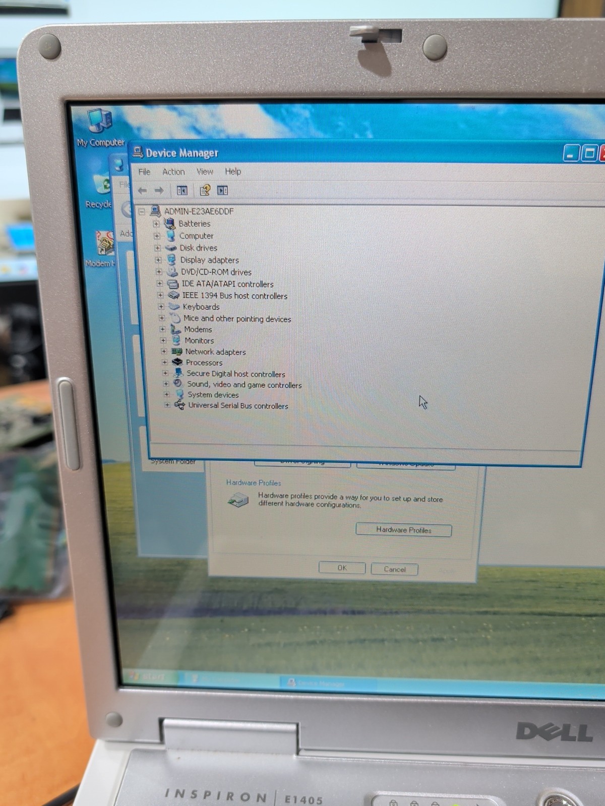 Dell Inspiron E1405 2 GB Ram, 80 GB HDD, 1.6 Ghz C2D Windows XP W/Charger