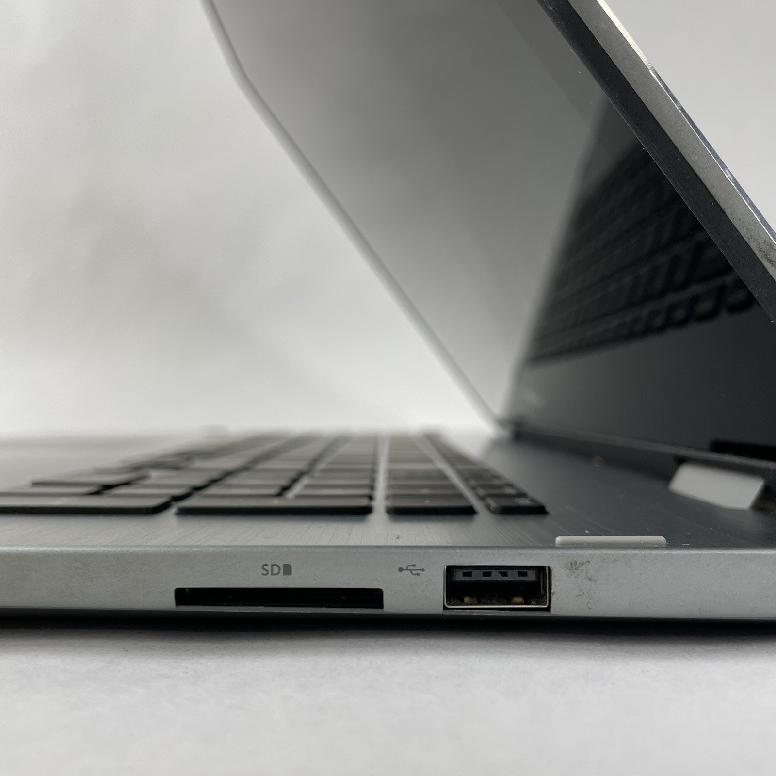 Dell Inspiron 17-7779 17.3″ i7-7500U 2.70 GHz 16GB RAM NVIDIA GF108 No SSD/OS/AC