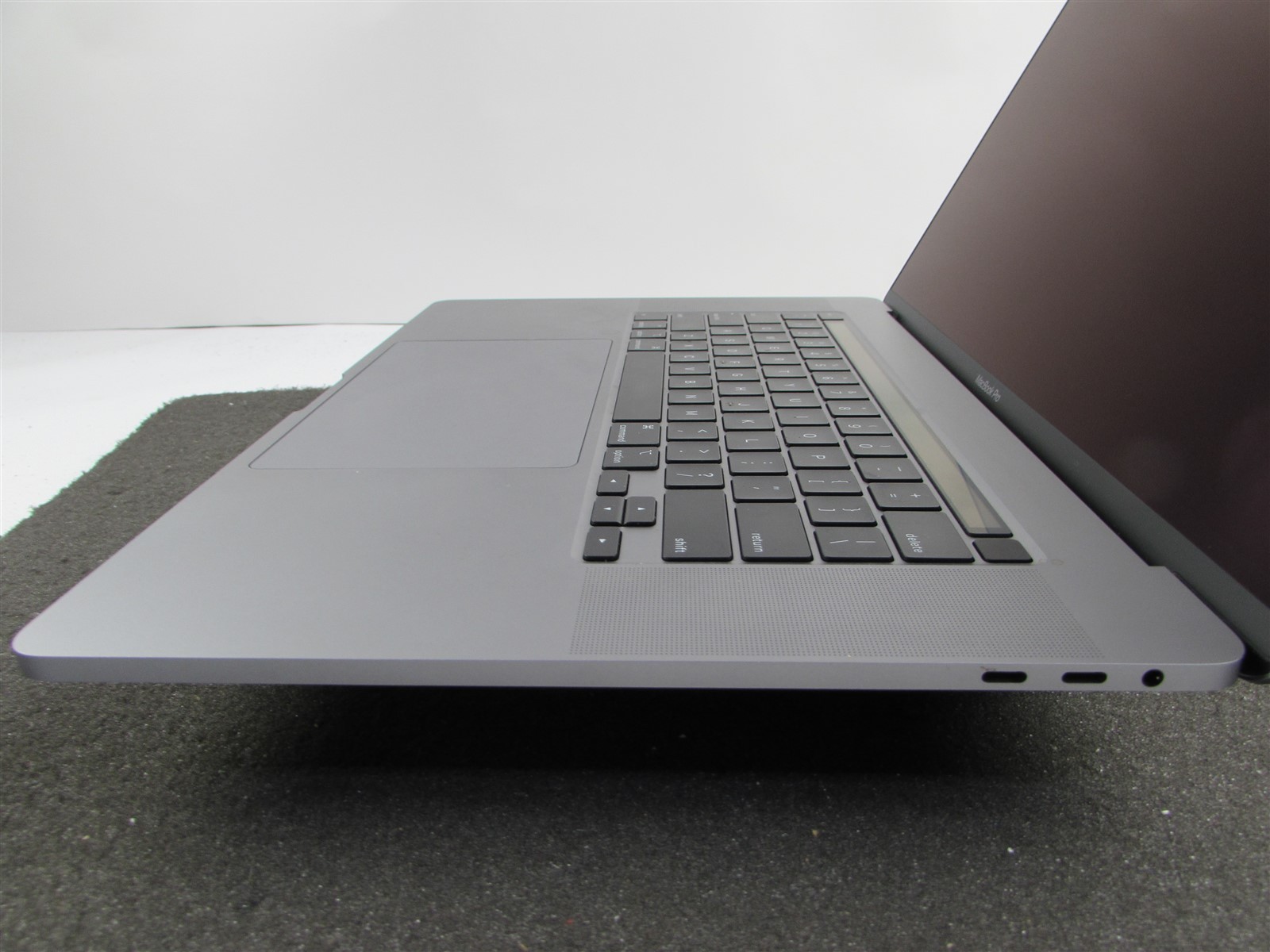 APPLE MACBOOK PRO A2141 3072X1920 I9-9980Hk 1TB SSD 32GB RAM AMD GPU NO O.S