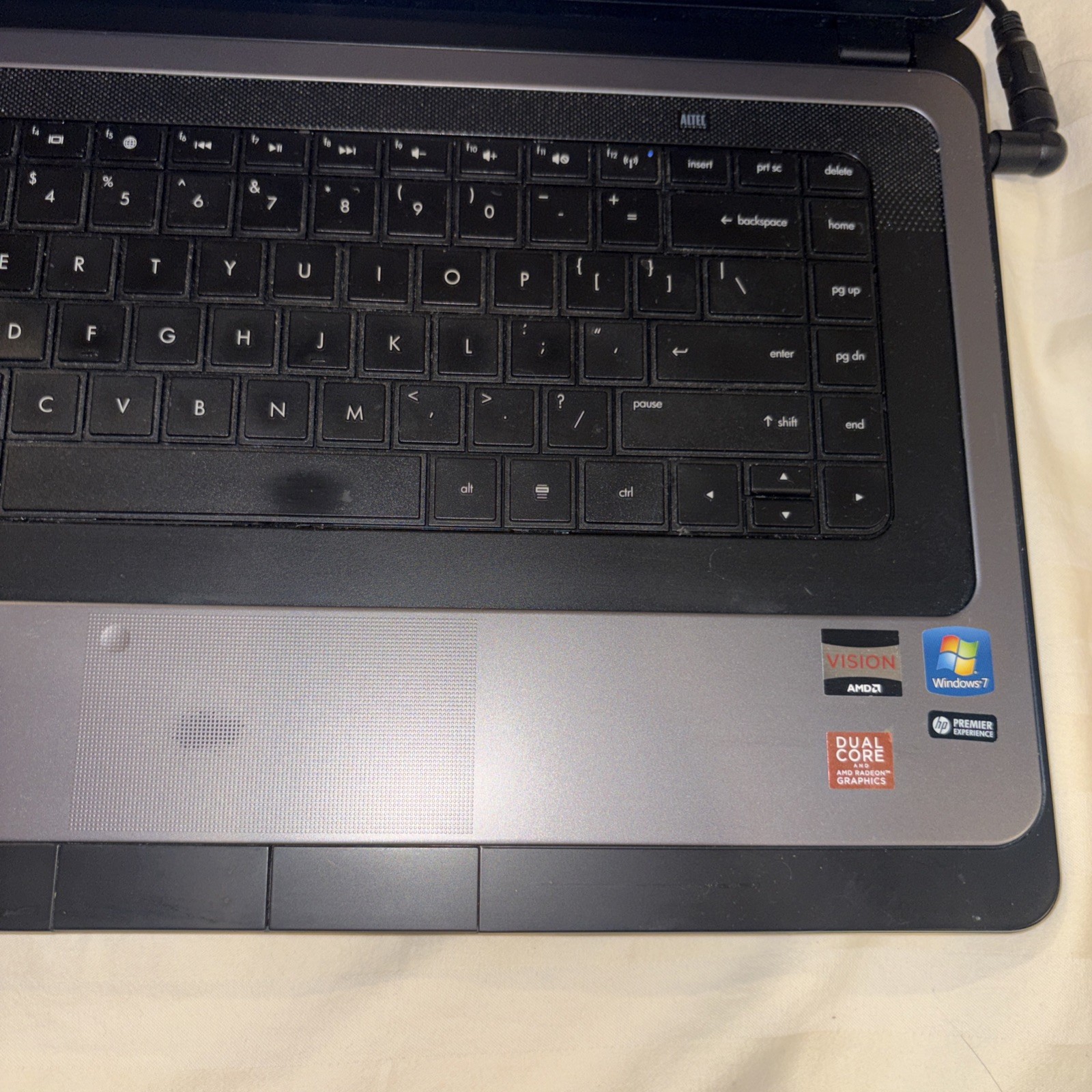 HP 2000-412NR Laptop 15.6″ AMD E-300/3GB RAM/320GB HDD/Radeon HD/Win 10 Home