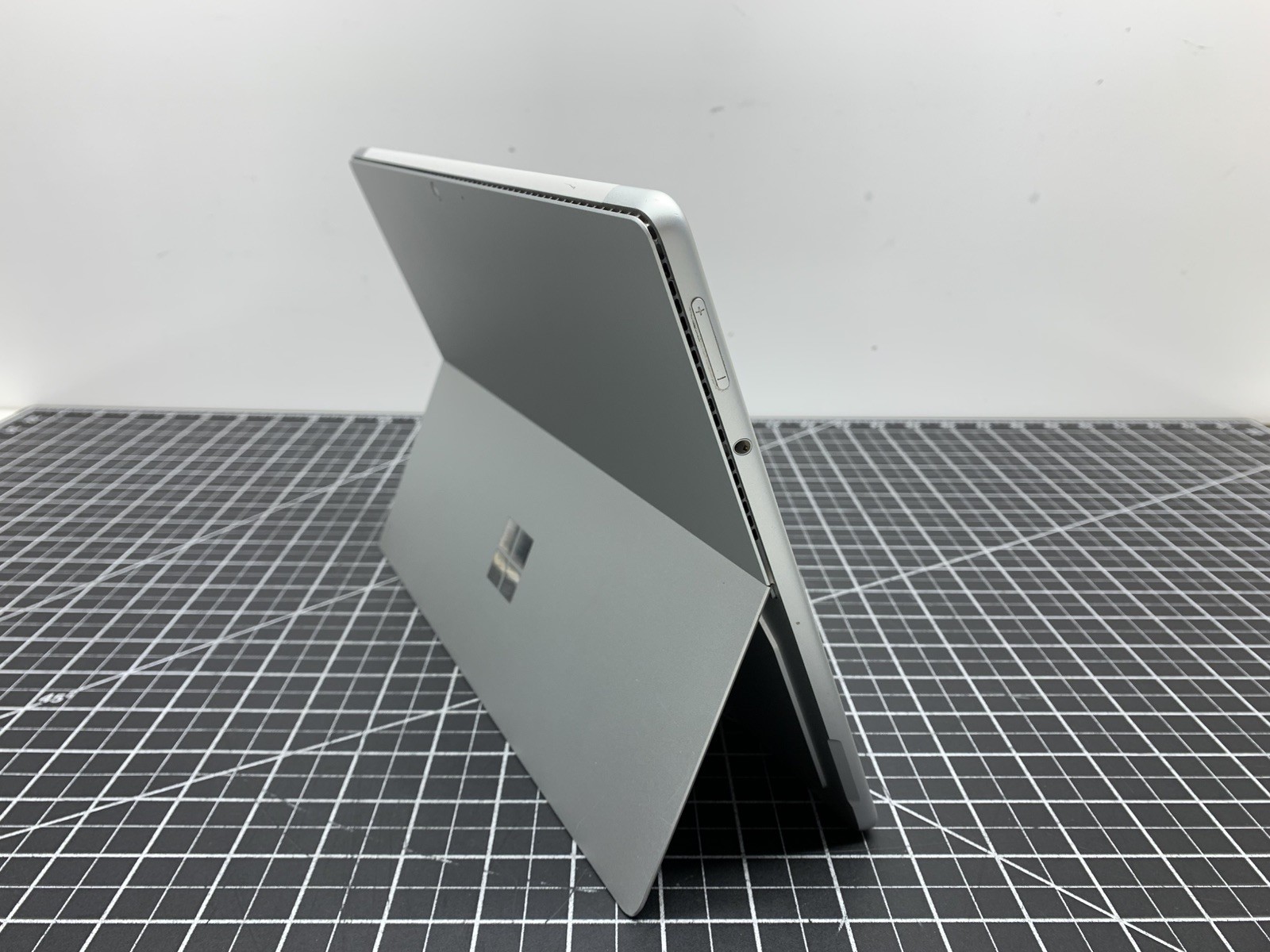 Microsoft SURFACE PRO 8 1983 | 8GB RAM, 128GB SSD | Unknown Specs | #P151