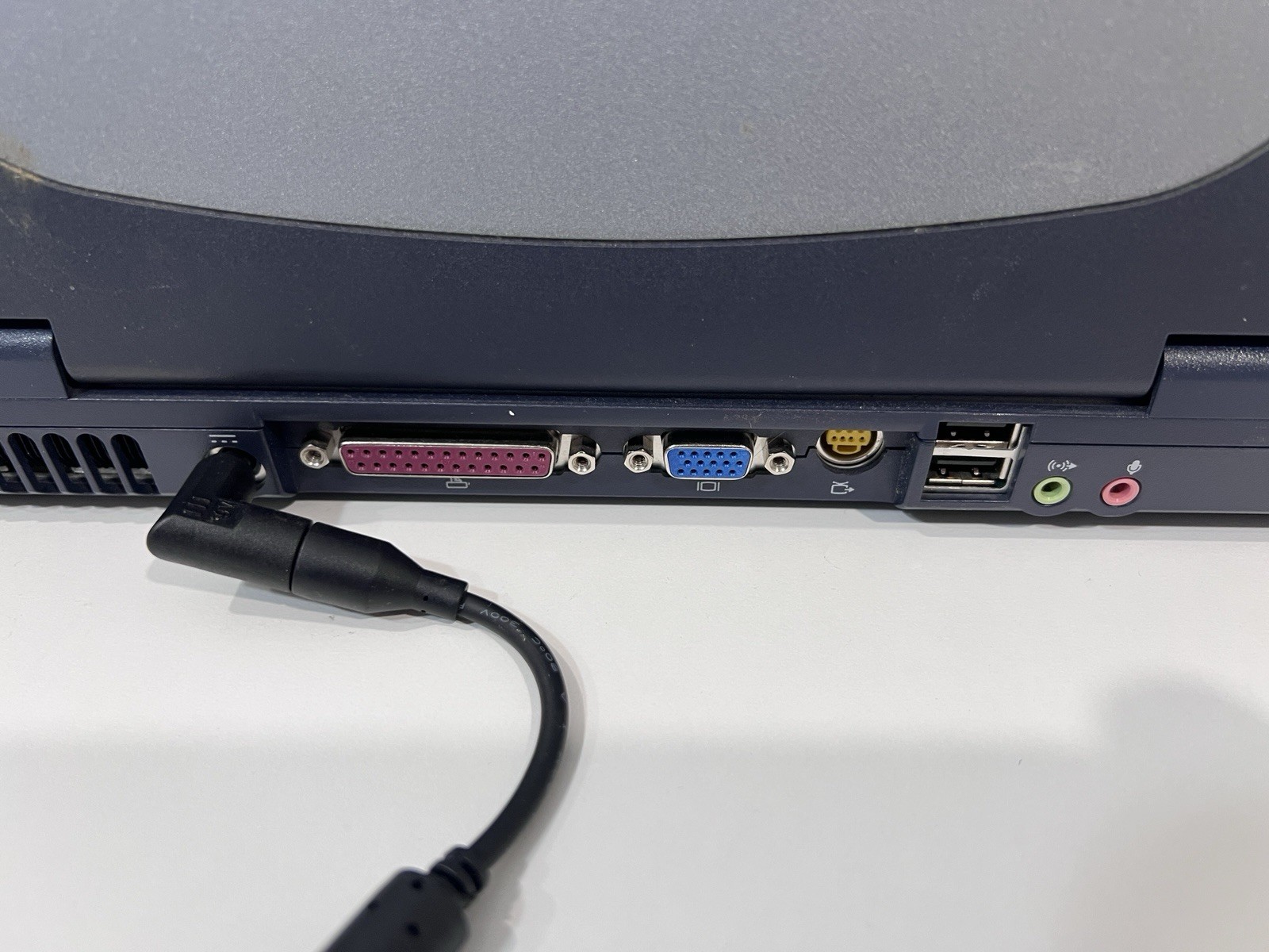 HP Pavilion Pavilion zt1000, WinXP, Pentium 3, S3 AGP, 30GB HDD- No Speakers
