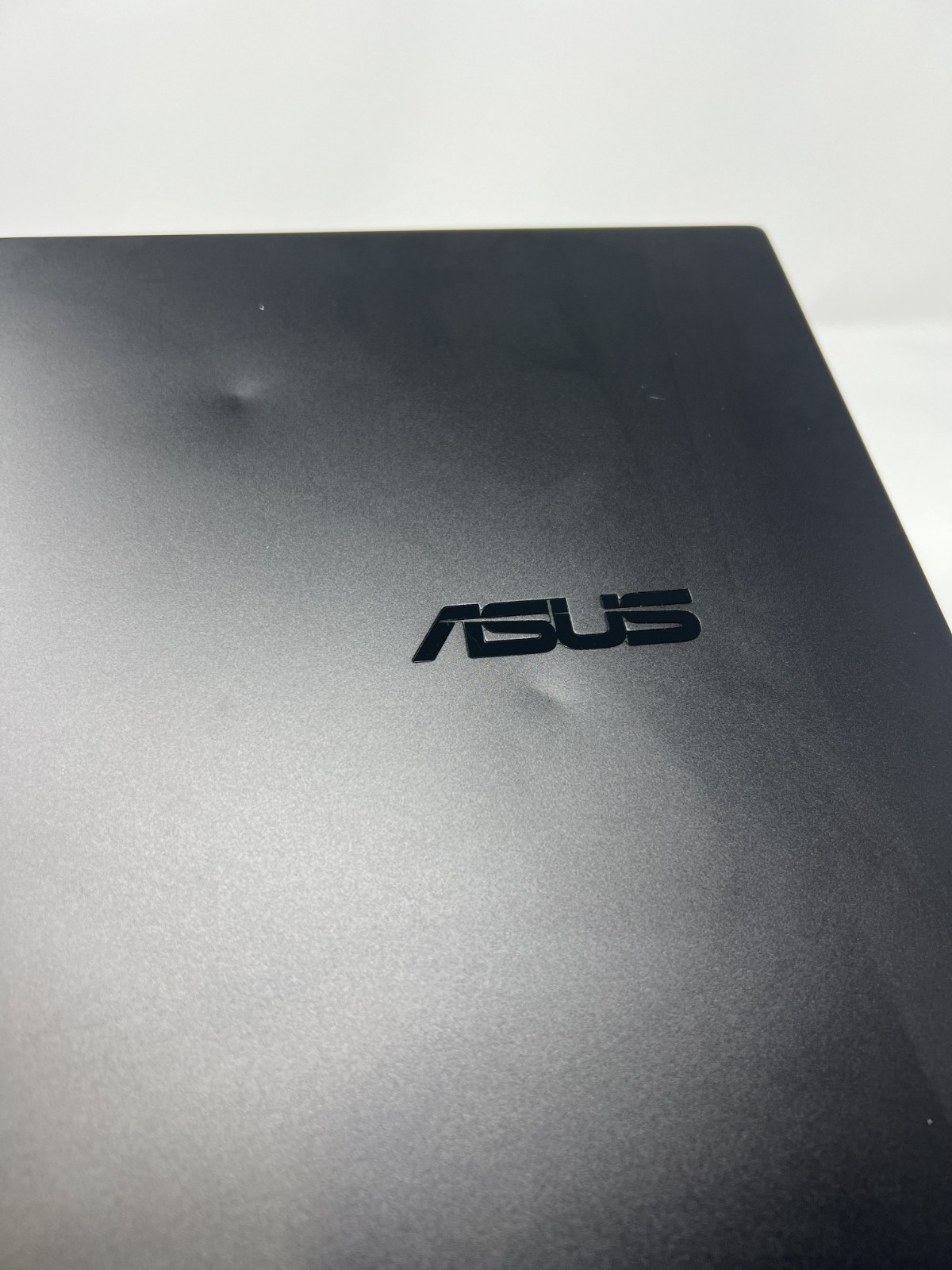 ASUS Vivobook Pro 15 Q543M Ultra 9 185H 24GB 2TB RTX 3050 OLED Dents