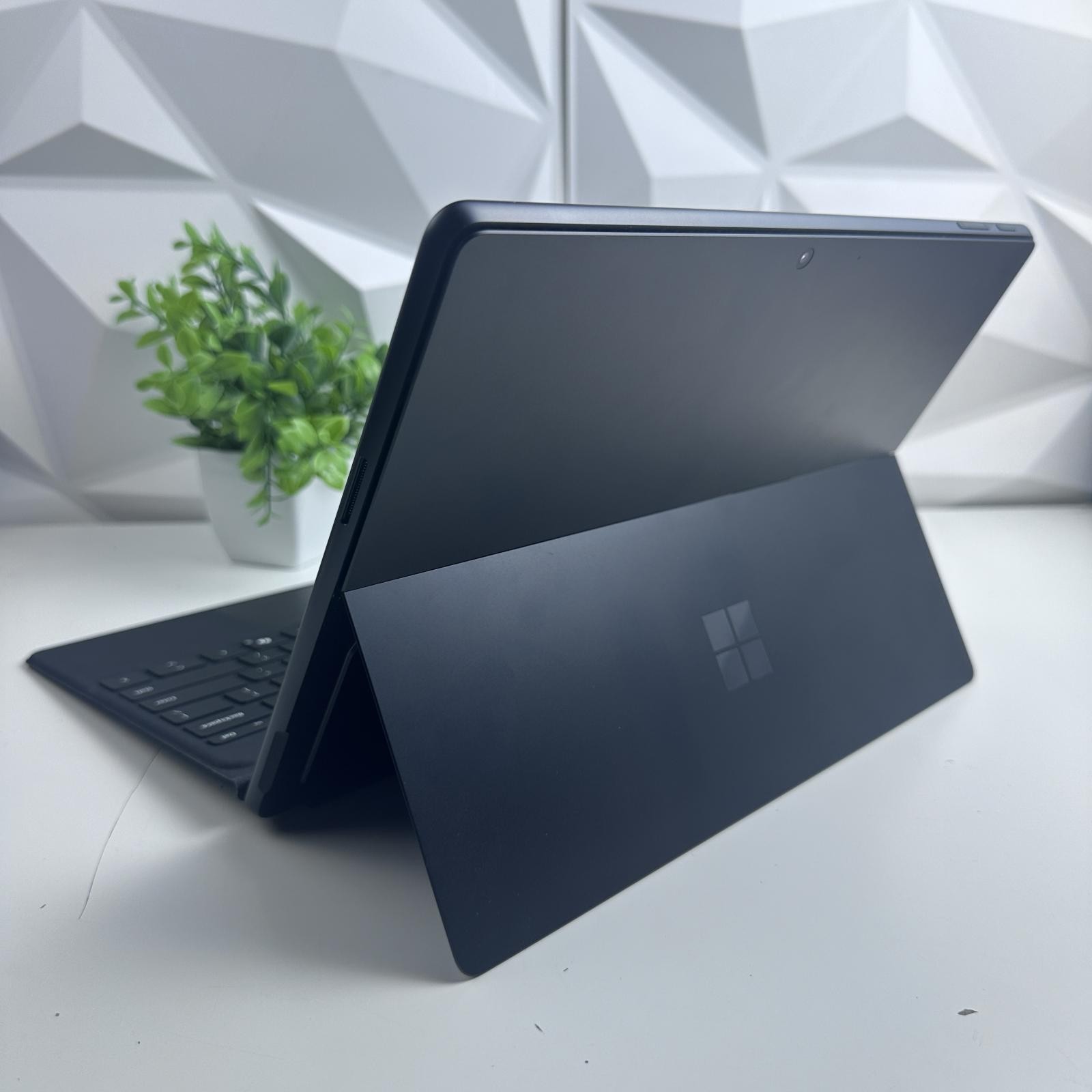 Microsoft Surface Pro 11th, 13″ OLED, Snapdragon X Plus, 16GB, 512GB Bundle