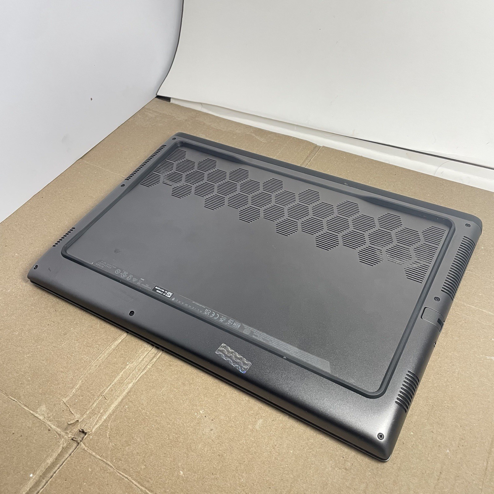 Dell Alienware M16 R2 RTX 4070 240Hz Ultra 7 155H 16GB 1TB SSD Good