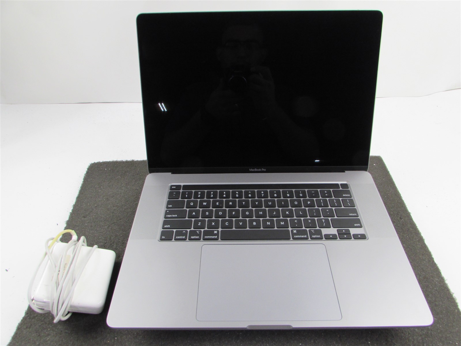 APPLE MACBOOK PRO A2141 3072X1920 I9-9980Hk 1TB SSD 32GB RAM AMD GPU NO O.S